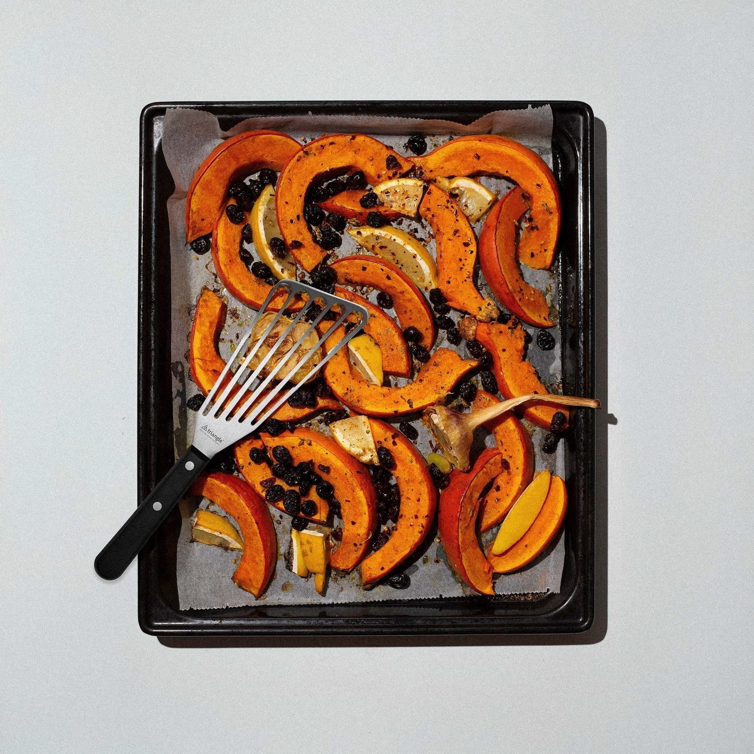Gerösteter Ofenkürbis mit Cranberries auf Backblech