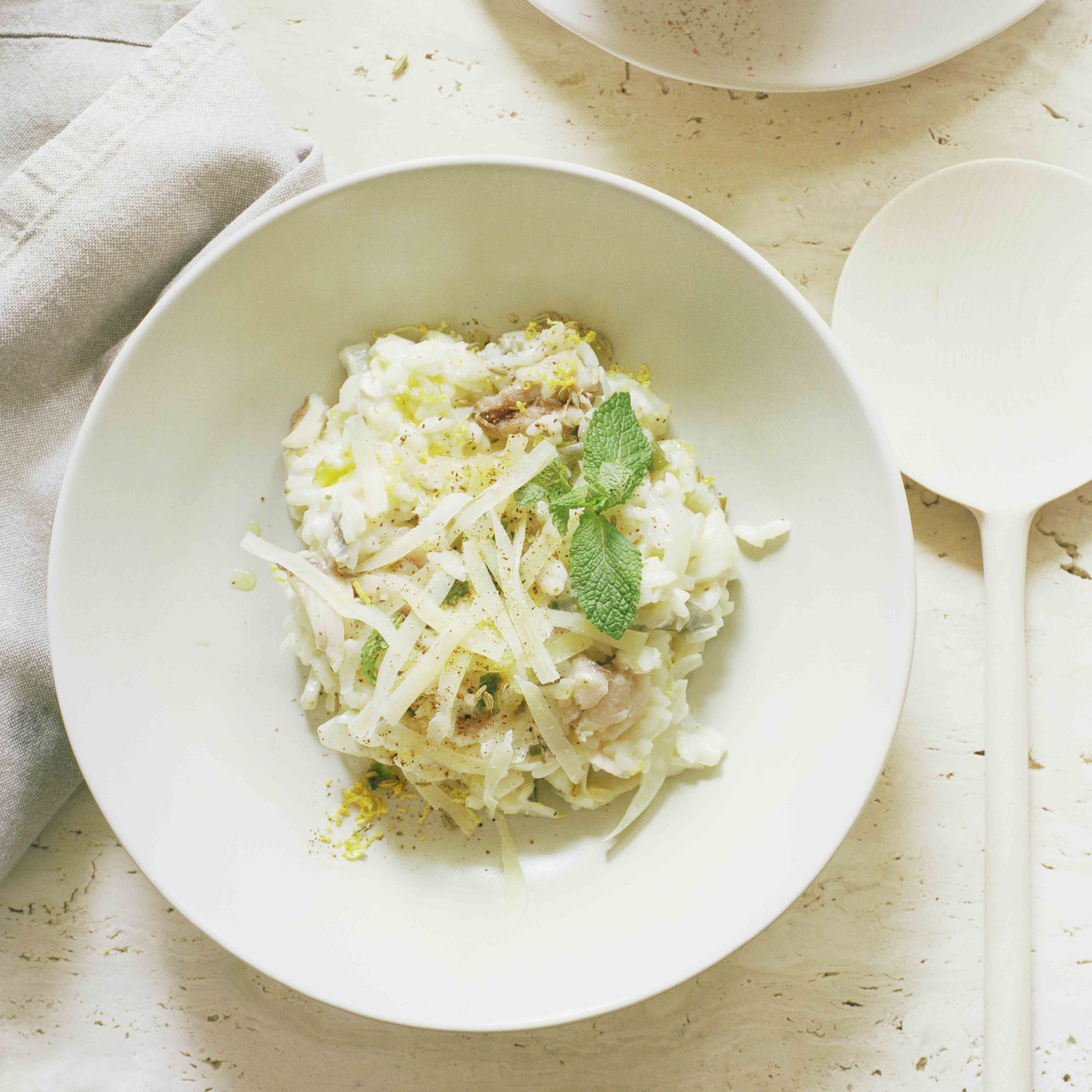 Fenchel-Felchen Risotto mit Zitrone und Minze serviert in einer weissen Keramikschale von Atelier Tete