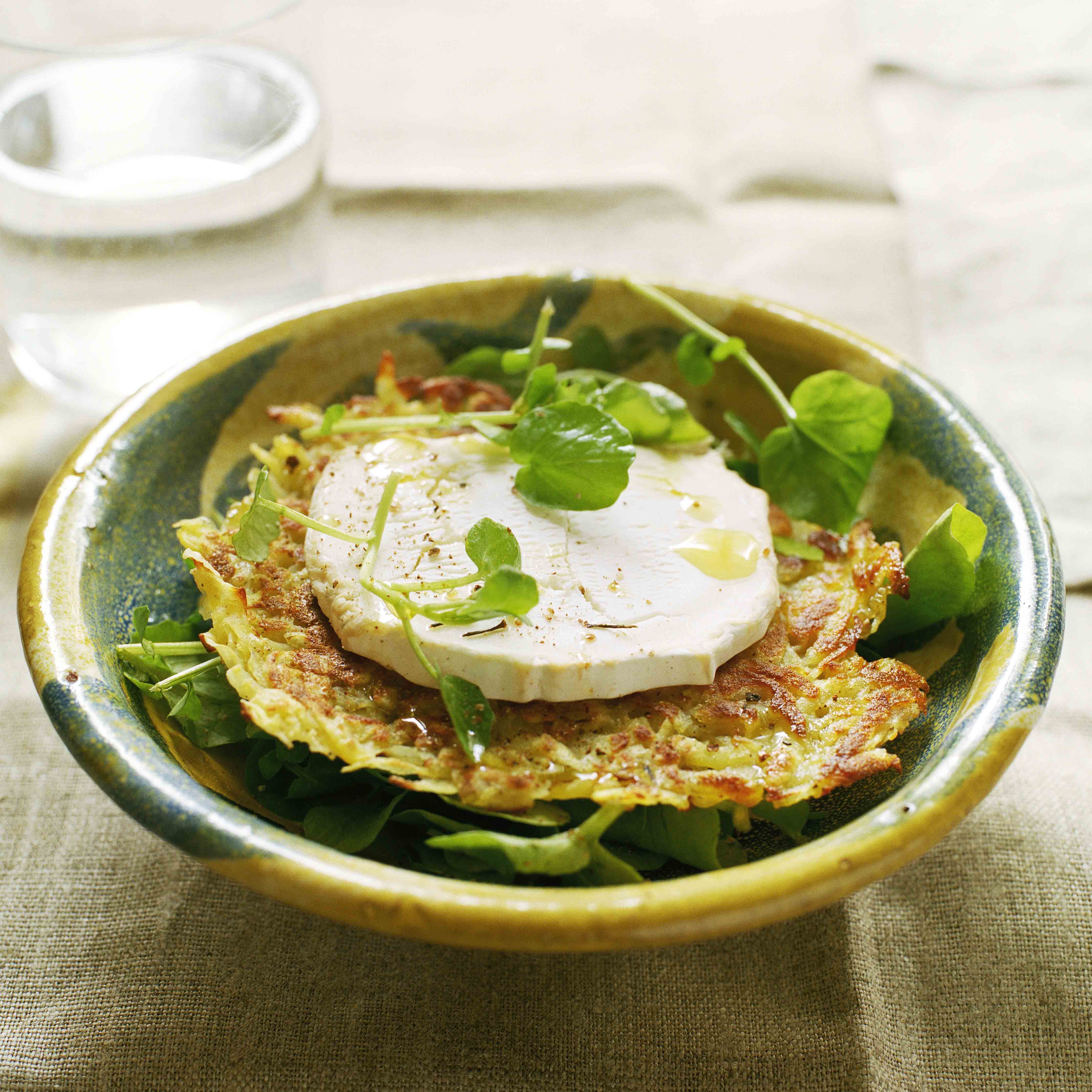 Rösti mit Brunnenkresse und Bûche du Chèvre zur Vorspeise serviert angerichtet auf einem Leinentuch von Libeco