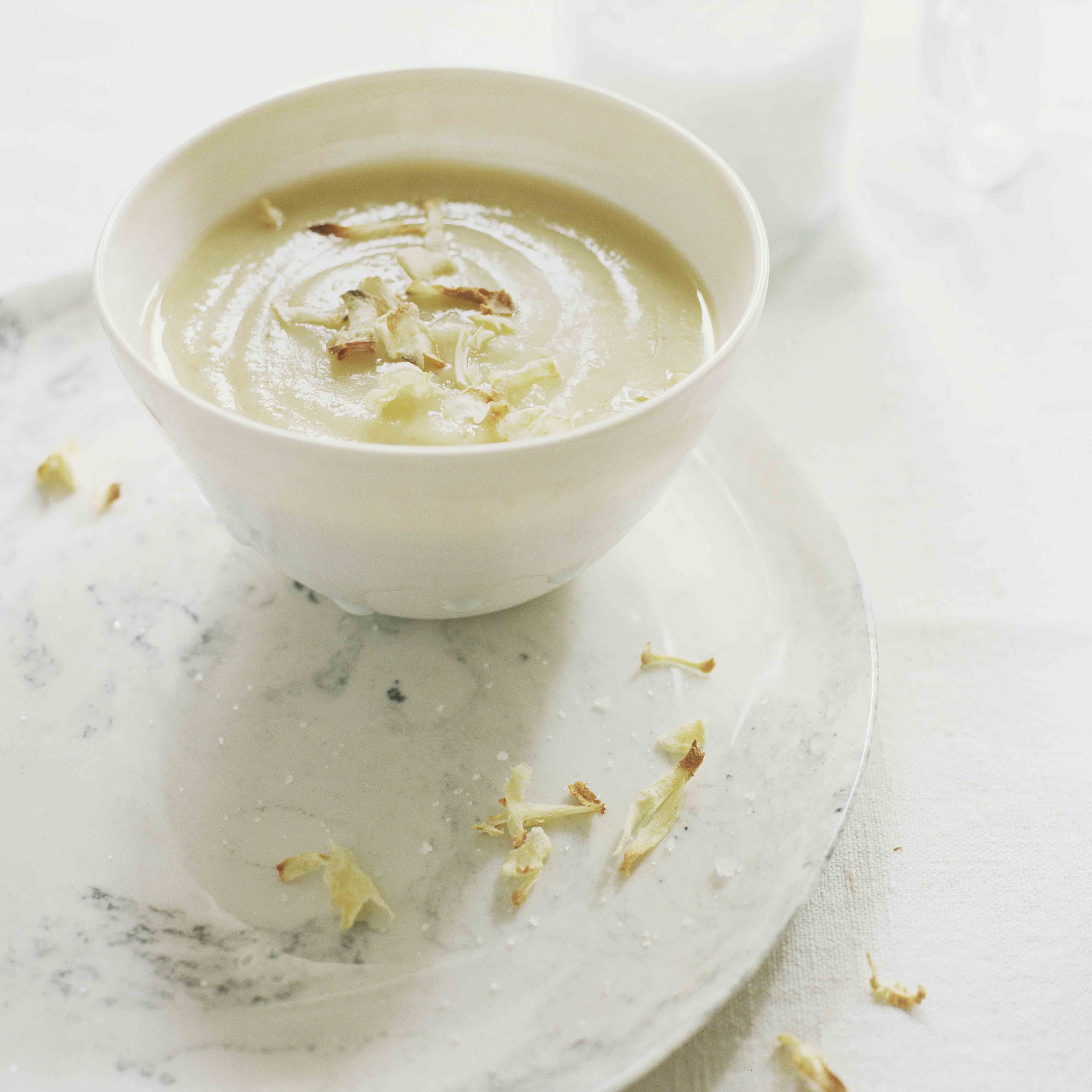 Pastinakensuppe mit Sellerie und Birnen als Vorspeise in weissem Porzellangeschirr von Laurin Schaub