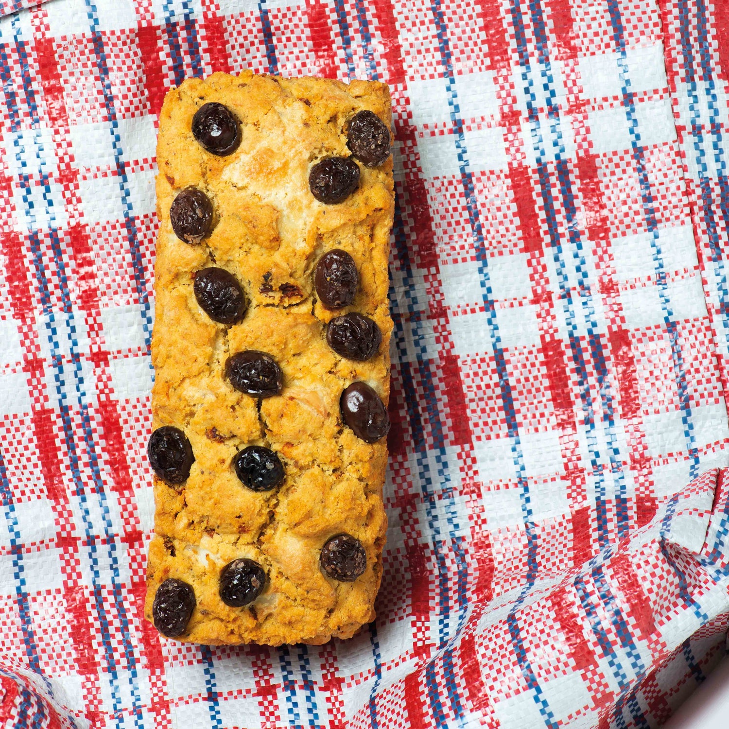Rechteckiger Reiskuchen auf rotweiss kariertem Grund