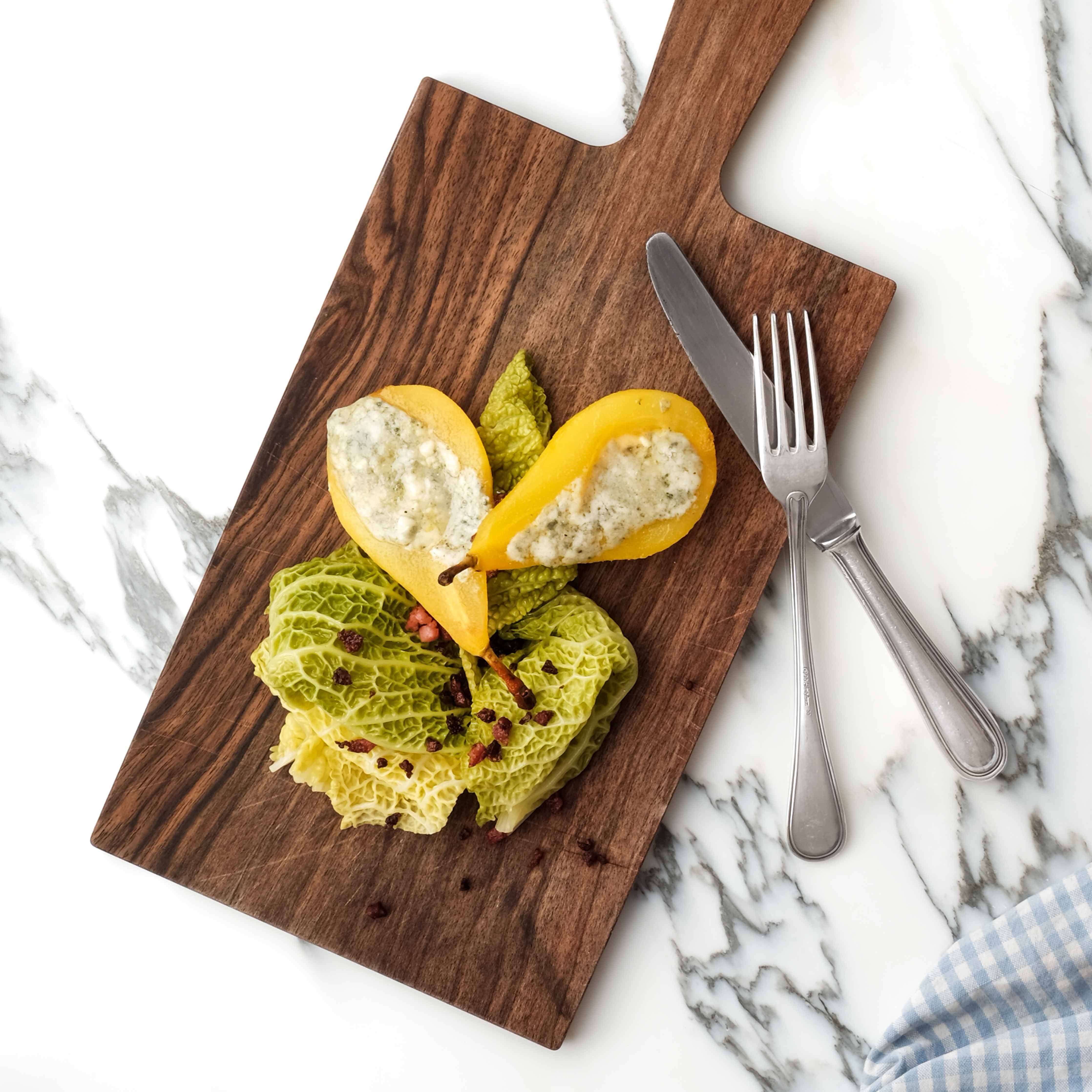 Birne mit Wirsing, Speck & Roquefort