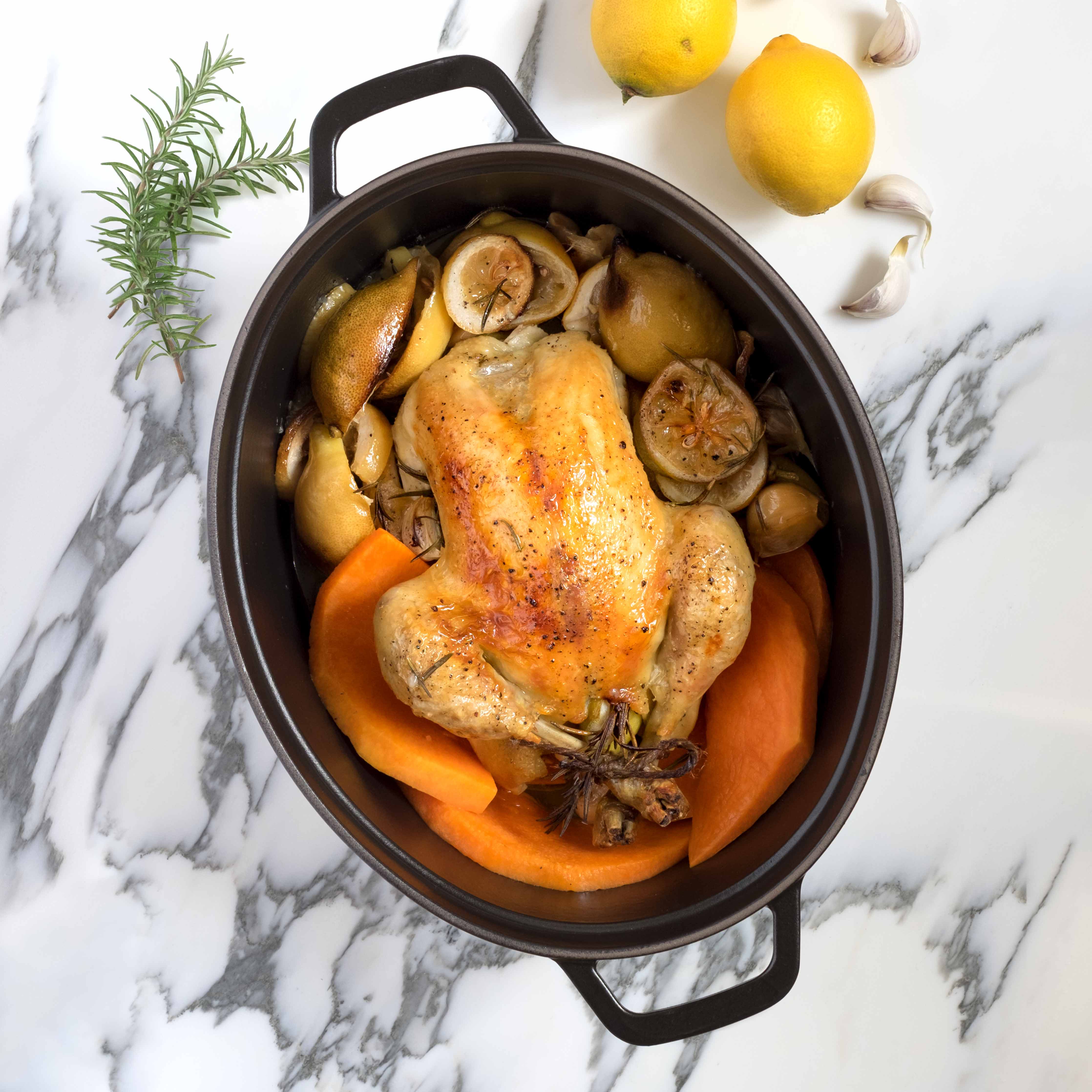 Ganzes Huhn im Schmortopf mit Kürbis und Zitronen geschmort