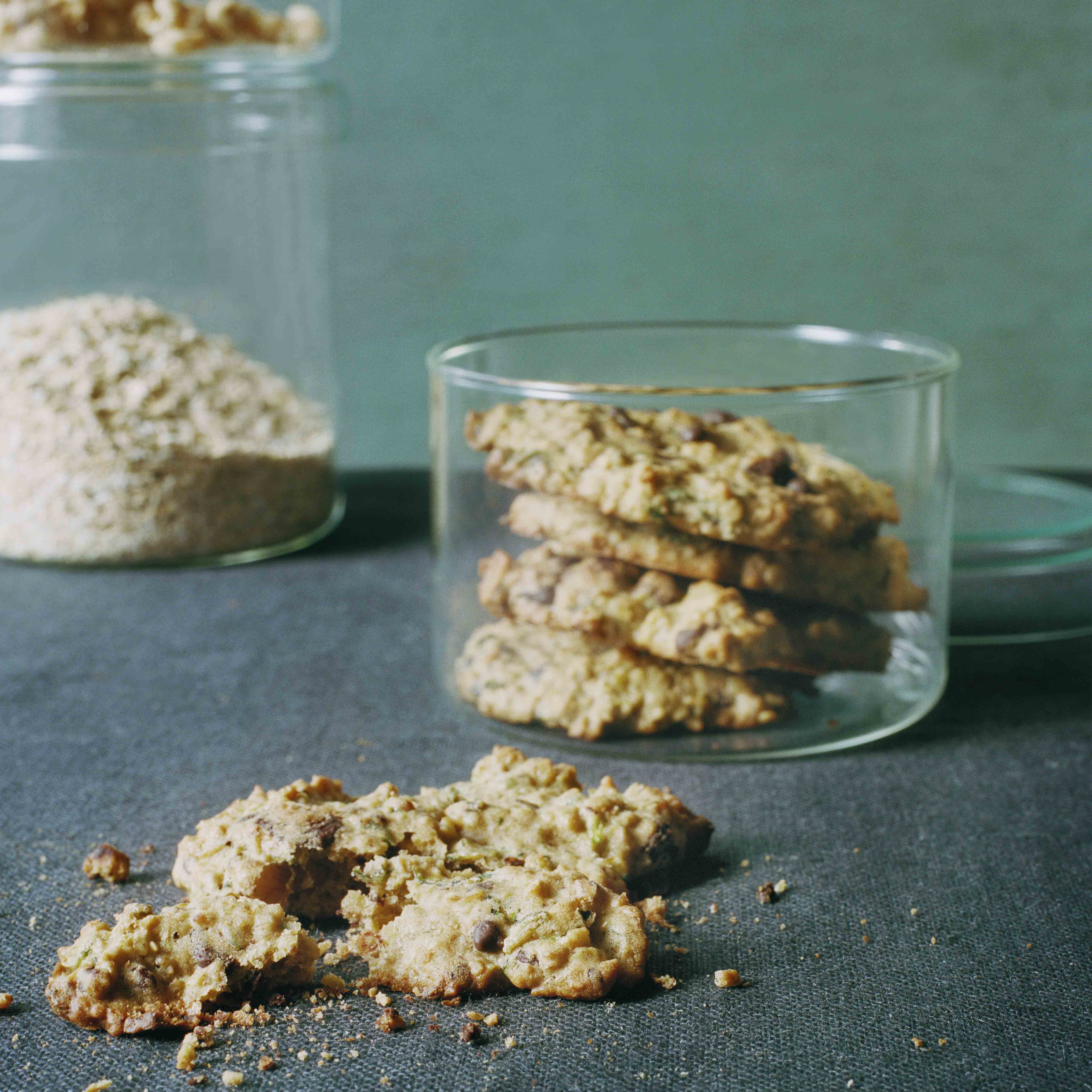 Einige Zucchinicookies in einer Vorratsdose von Trendglas Jena