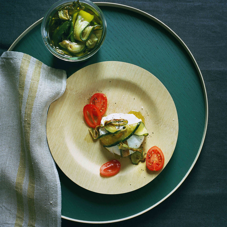 Ein Weckglas voller Zucchini grigliate sott’olio mit Burrata auf dunklem Untergrund