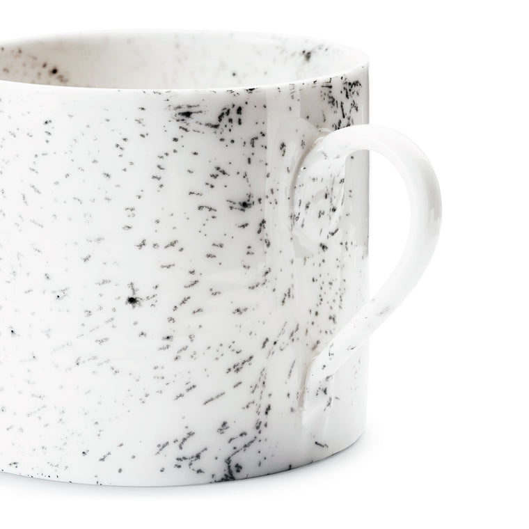 Detailausschnitt des Henkels einer marmorierten Kaffeetasse von Laurin Schaub