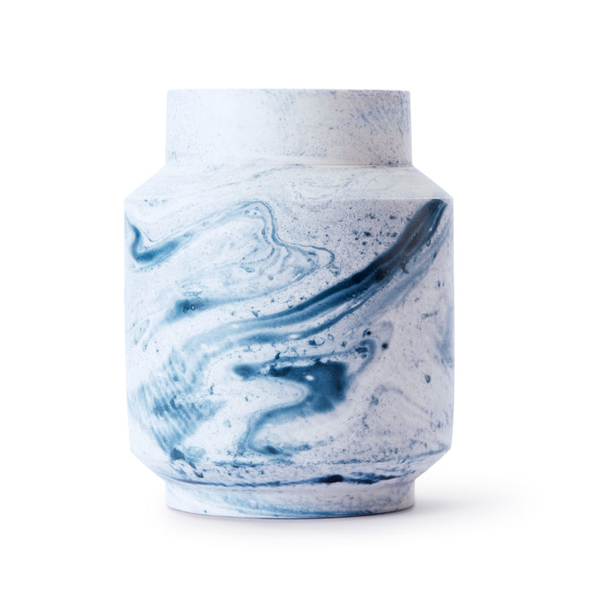 Frontansicht der blau-weiss marmorierten Porzellanvase von Laurin Schaub