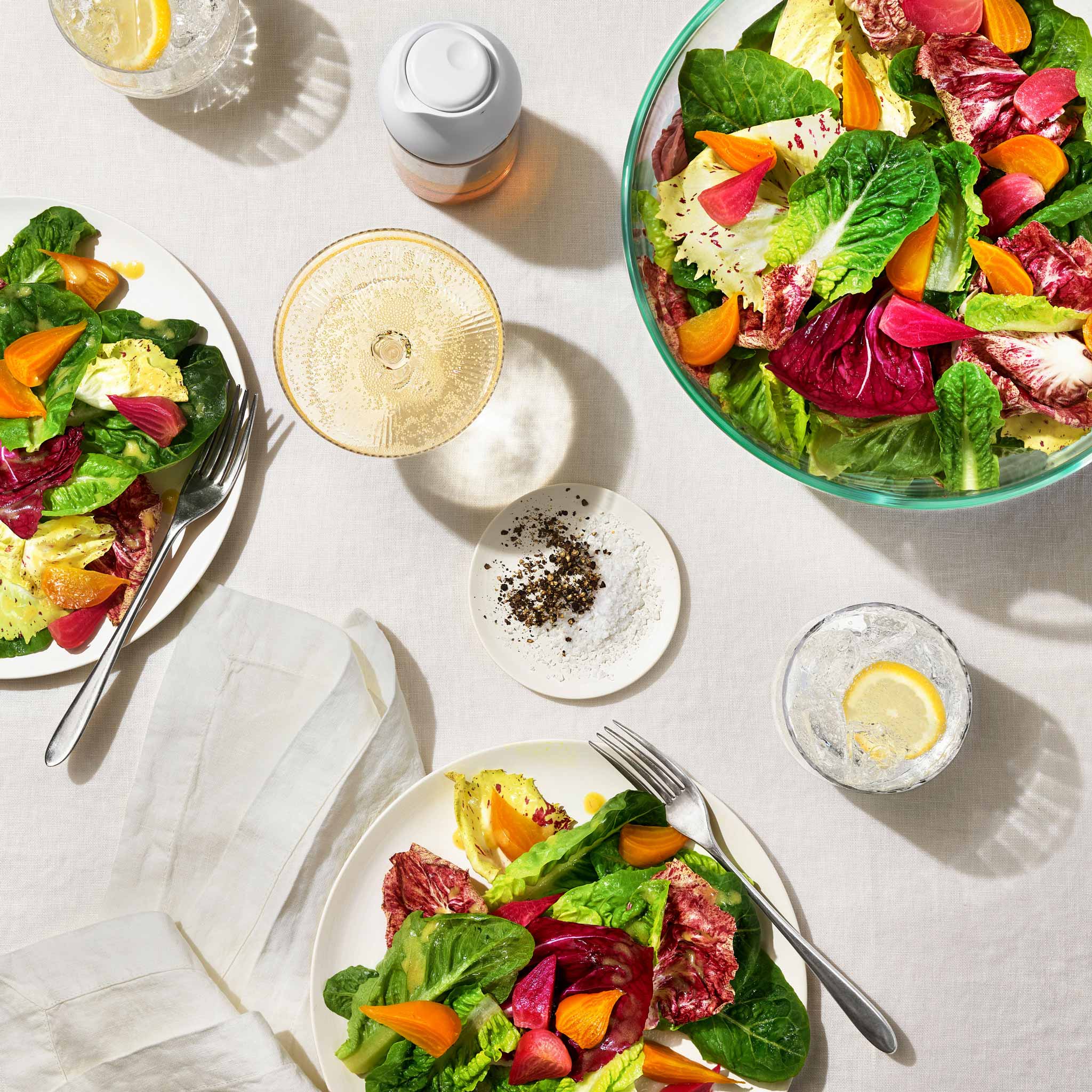 mood: Gedeckter Tisch mit Salat in der Oxo Salatschleuder aus Borosilikatglas