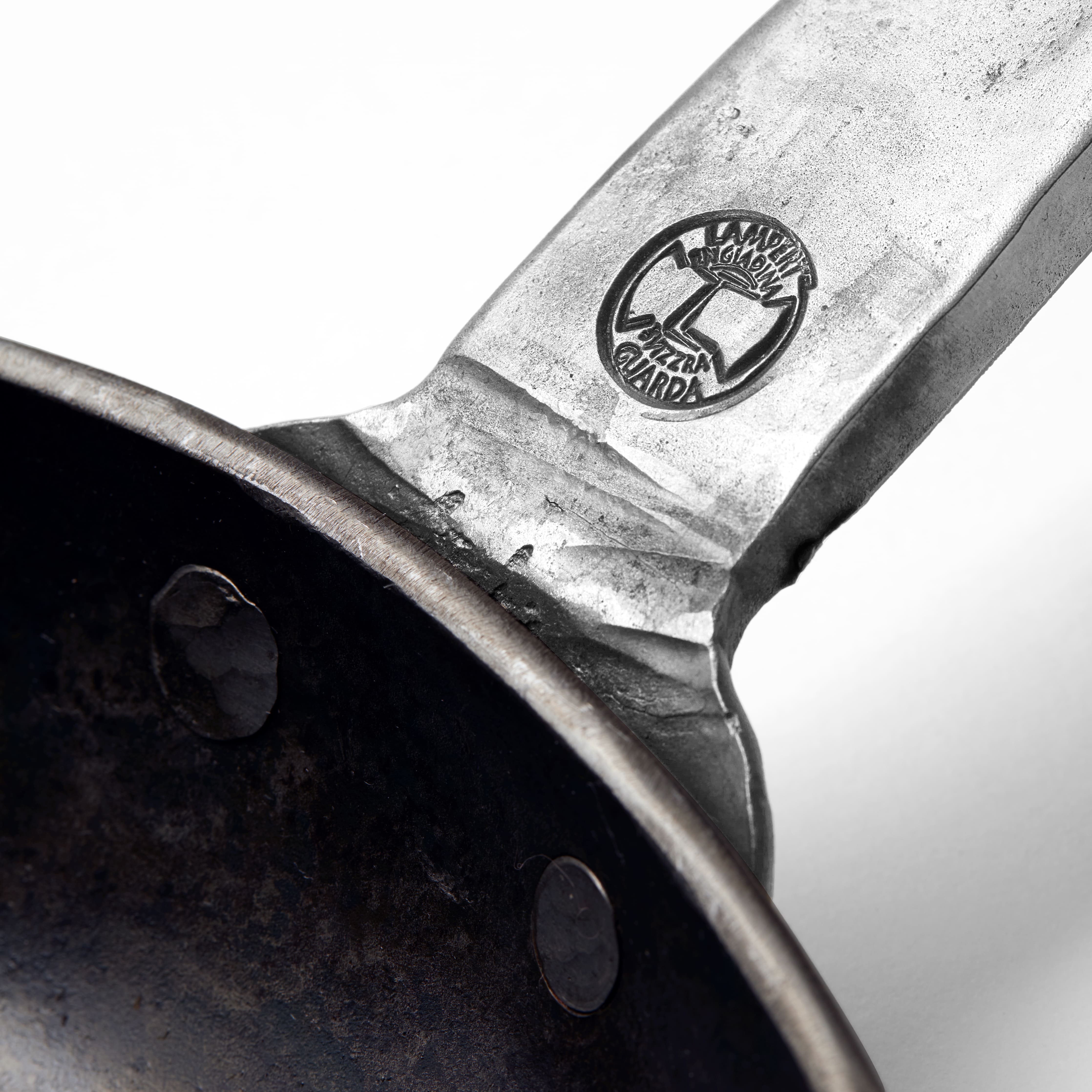 mood: Detailaufnahme des in den Griff eingeprägten Logos der Schmiede von Thomas Lampert