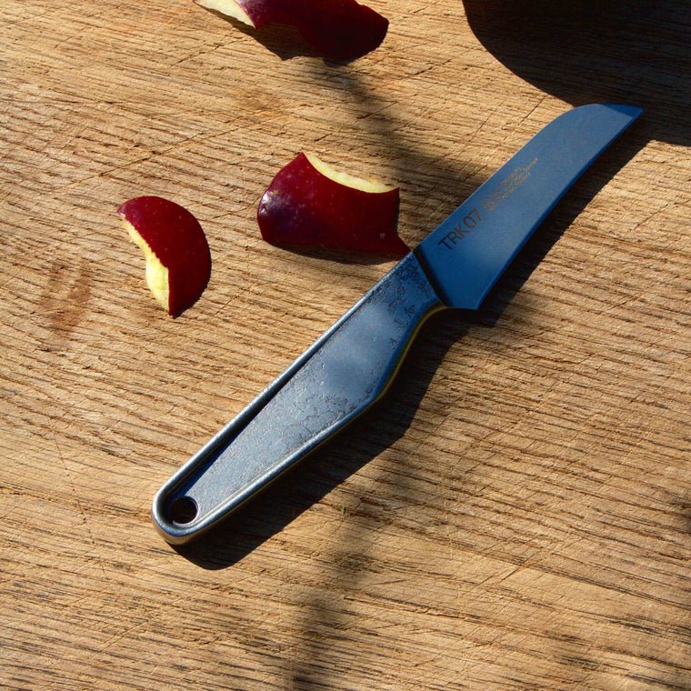 Moodbild des TRK07 auf einem Holzbrett mit geschnittenen roten Apfelstuecken