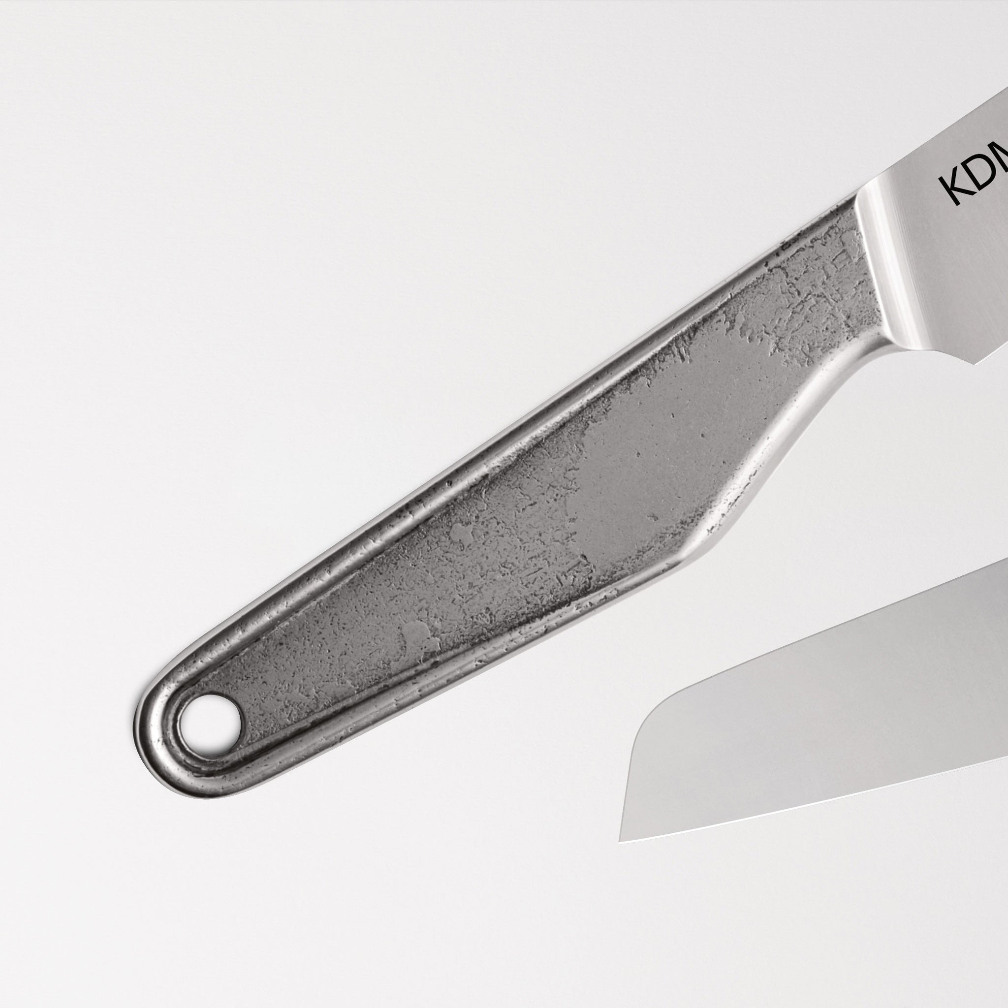 mood: Detailaufnahme des Griffs des KDM08 und seiner detailreichen Oberflächenstruktur