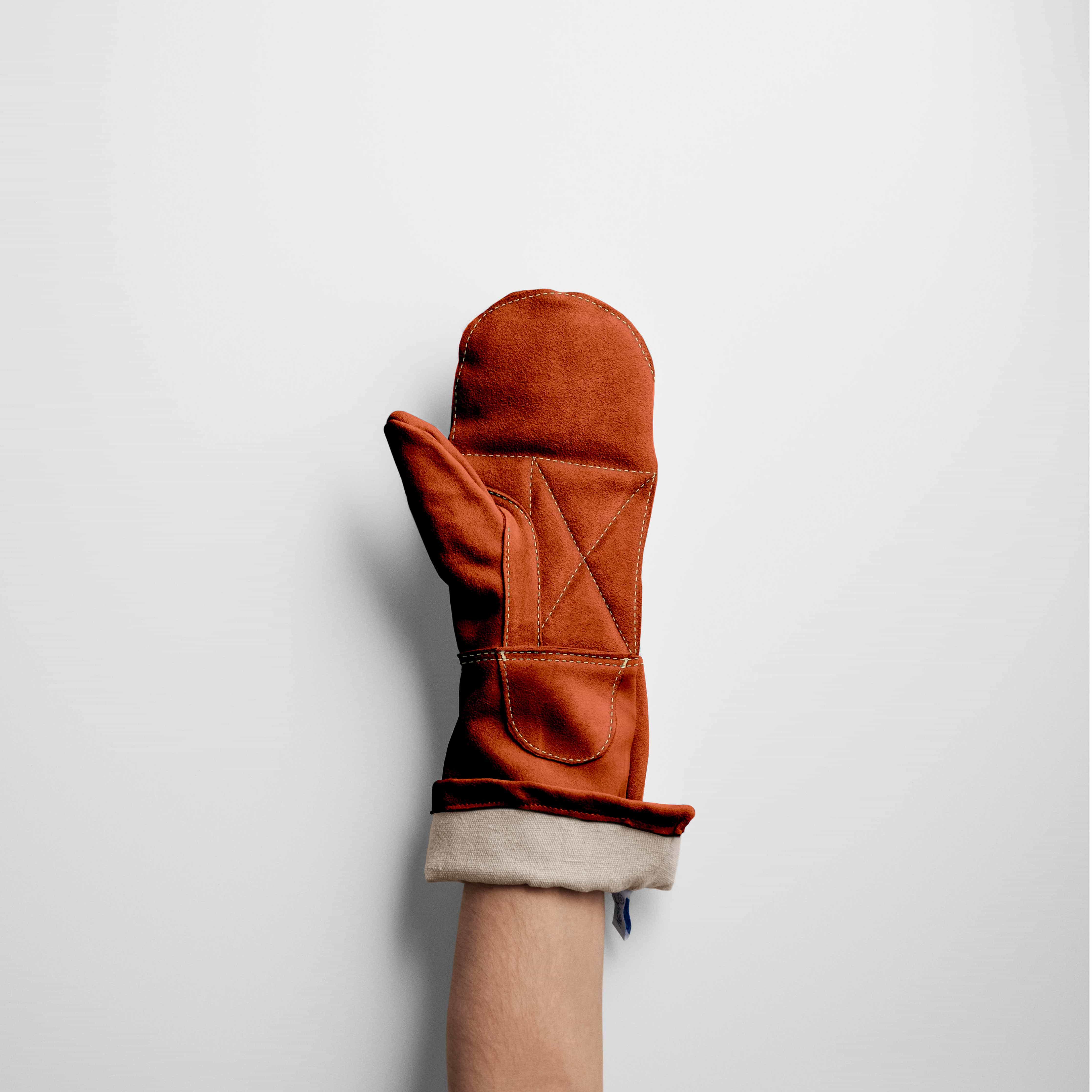 mood: Bäcker zeigt den getragenen Ofenhandschuh von Veark mit aufgerollter Stulpe