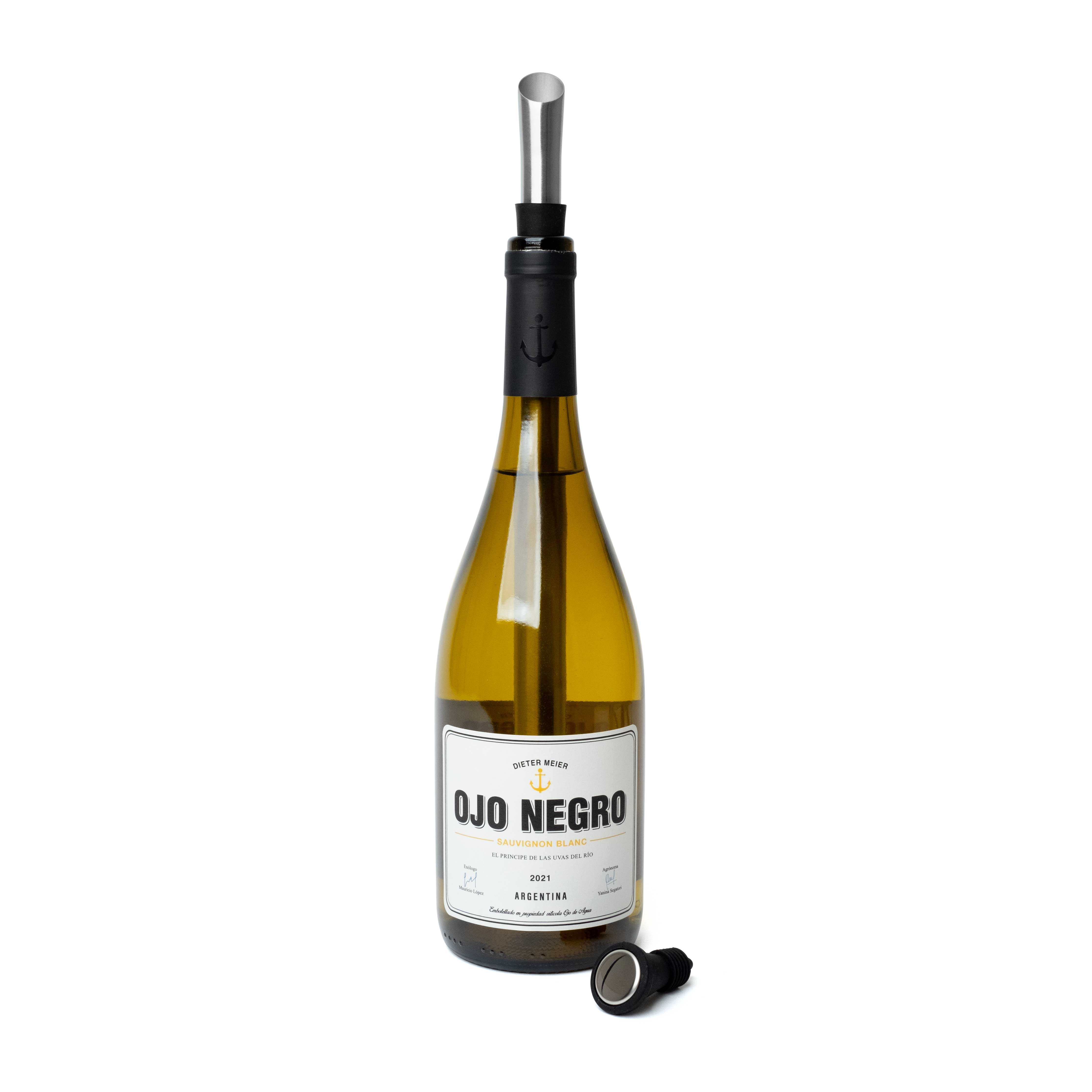 Stimmungsbild des Weinkuehlers in einer Weissweinflasche