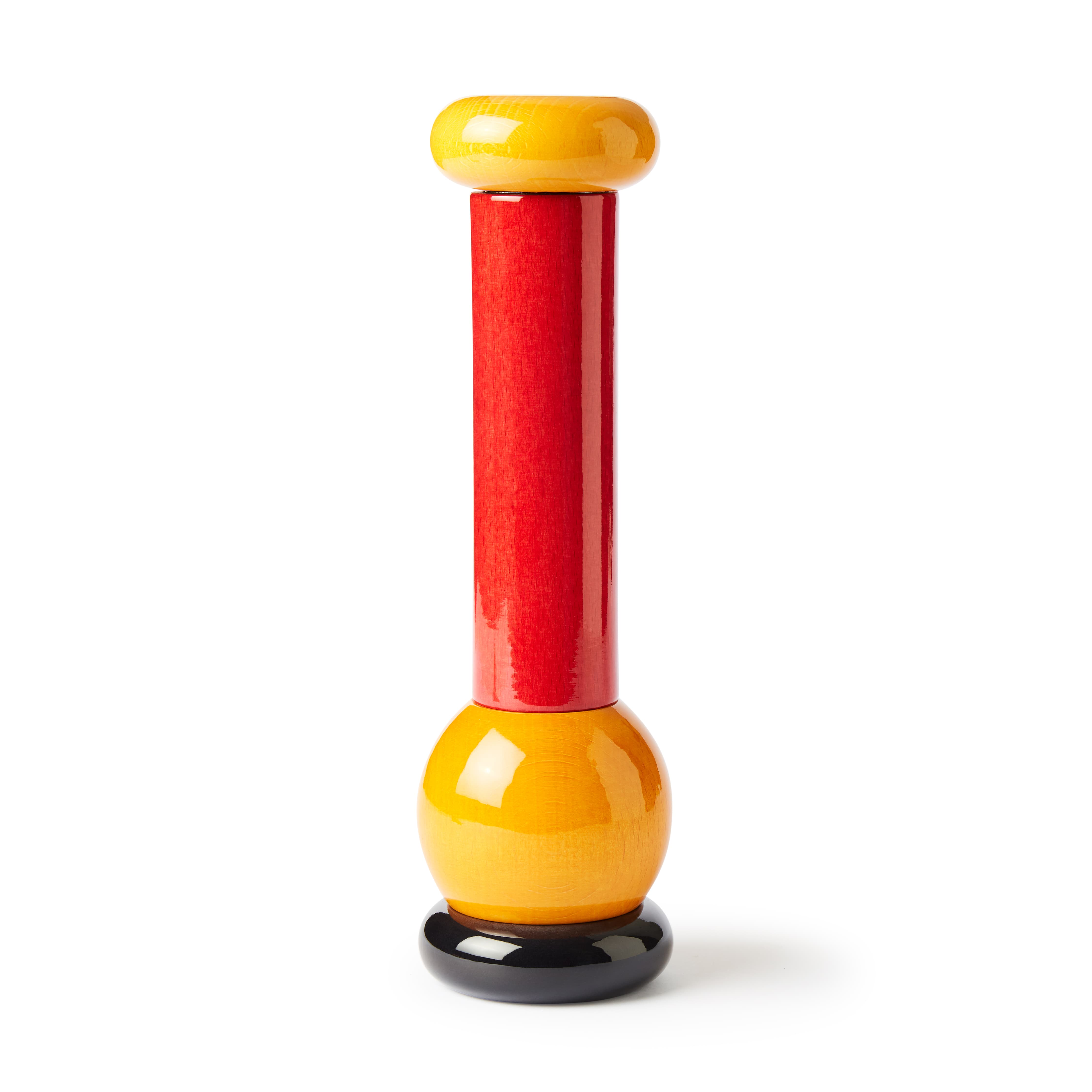 Vollansicht der Alessi Pfeffermühle MP0210 von Ettore Sottsass aus lackiertem Buchenholz