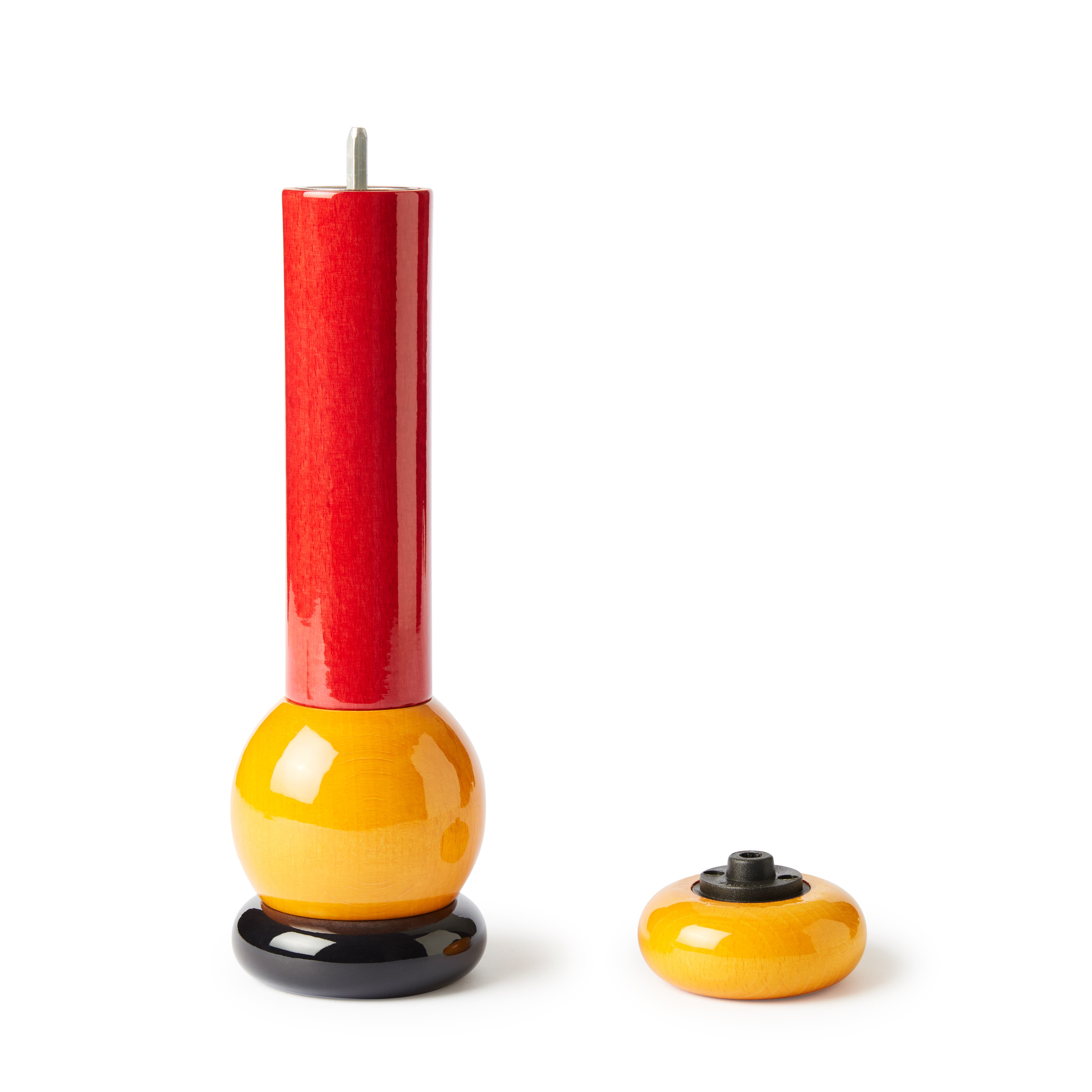 Geöffnete Alessi Pfeffermühle MP0210 von Ettore Sottsass aus lackiertem Buchenholz