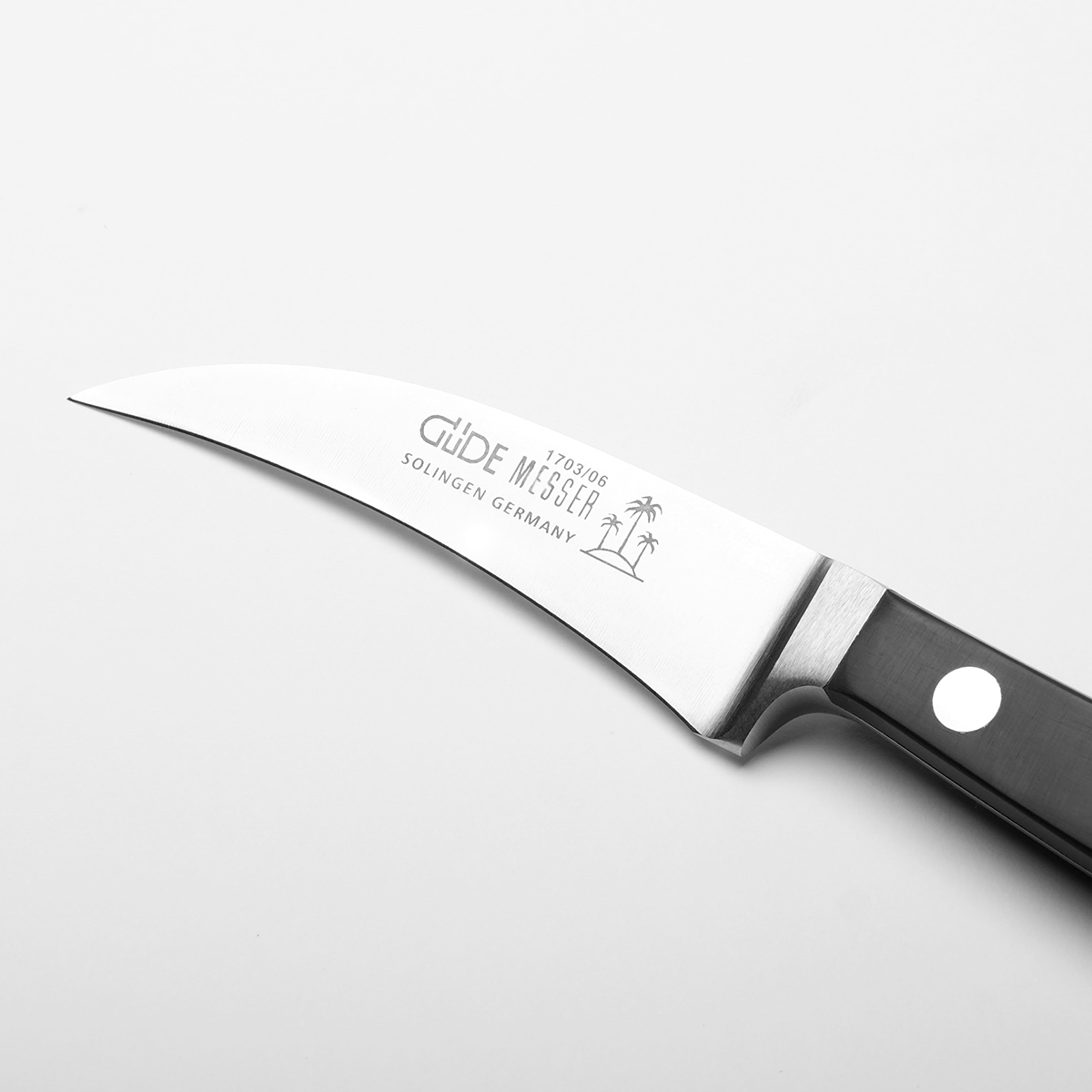 mood: Detailaufnahme der Klinge mit Logo des Güde Alpha Schälmessers