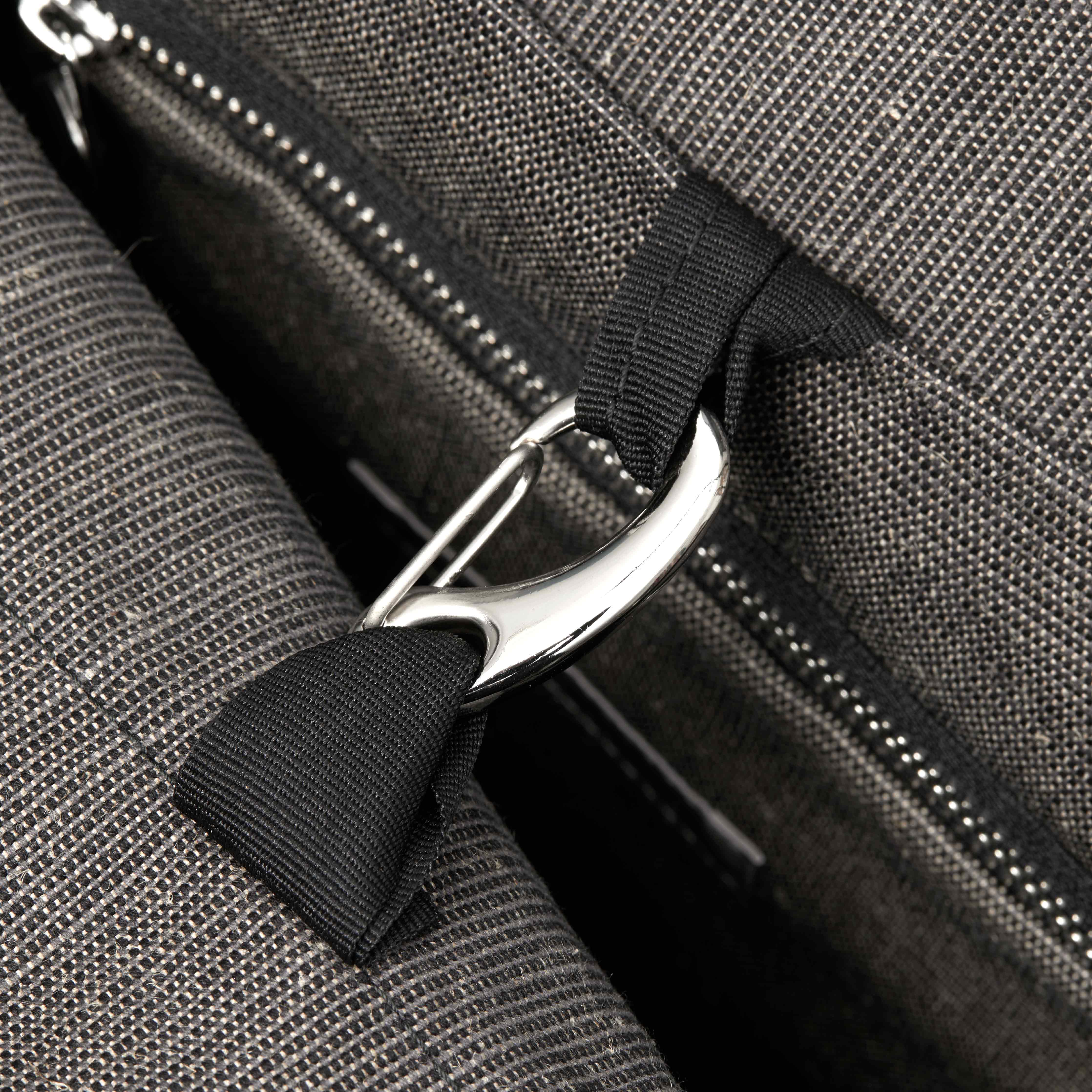 mood: Detailaufnahme des Karabiners
