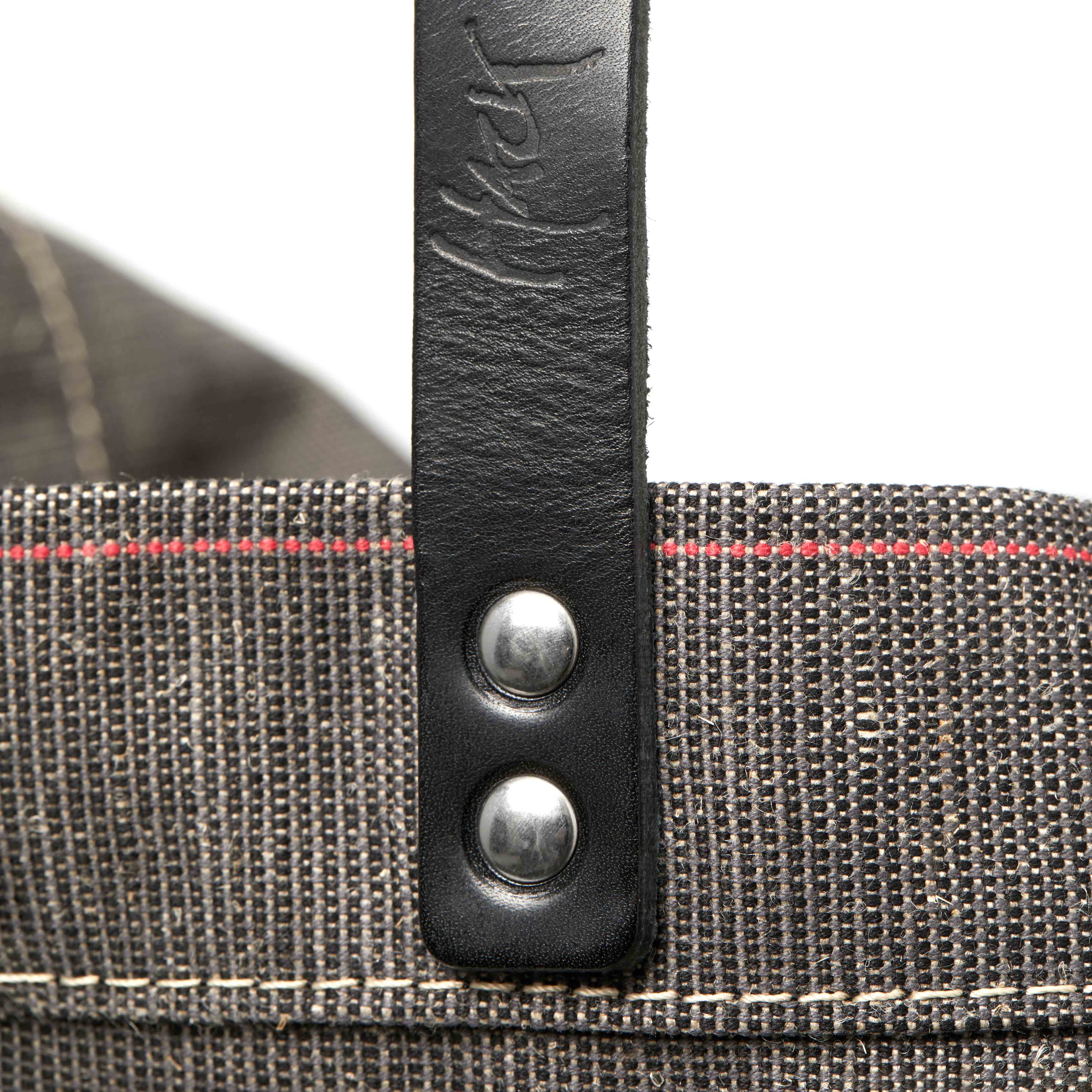 mood: Detailaufnahme des genieteten Tragriemens mit Logo
