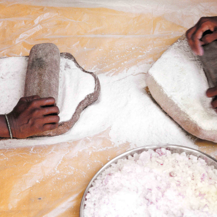 Mitarbeiter von Vitasal mahlen das Himalaya Kristallsalz von Hand in traditioneller Art