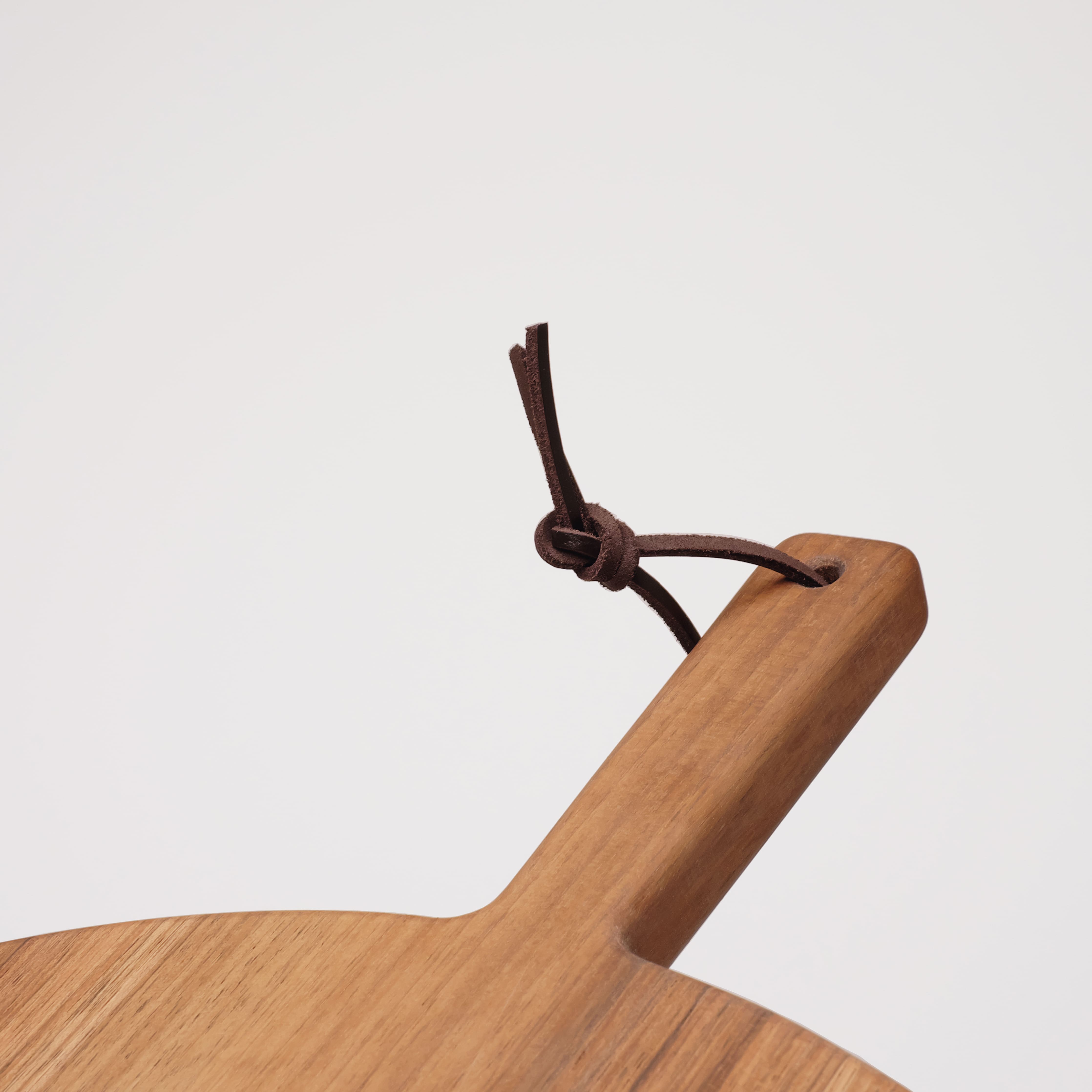 mood: Detailaufnahme der Holzmaserung des grossen Schneidbrett aus Nussbaum
