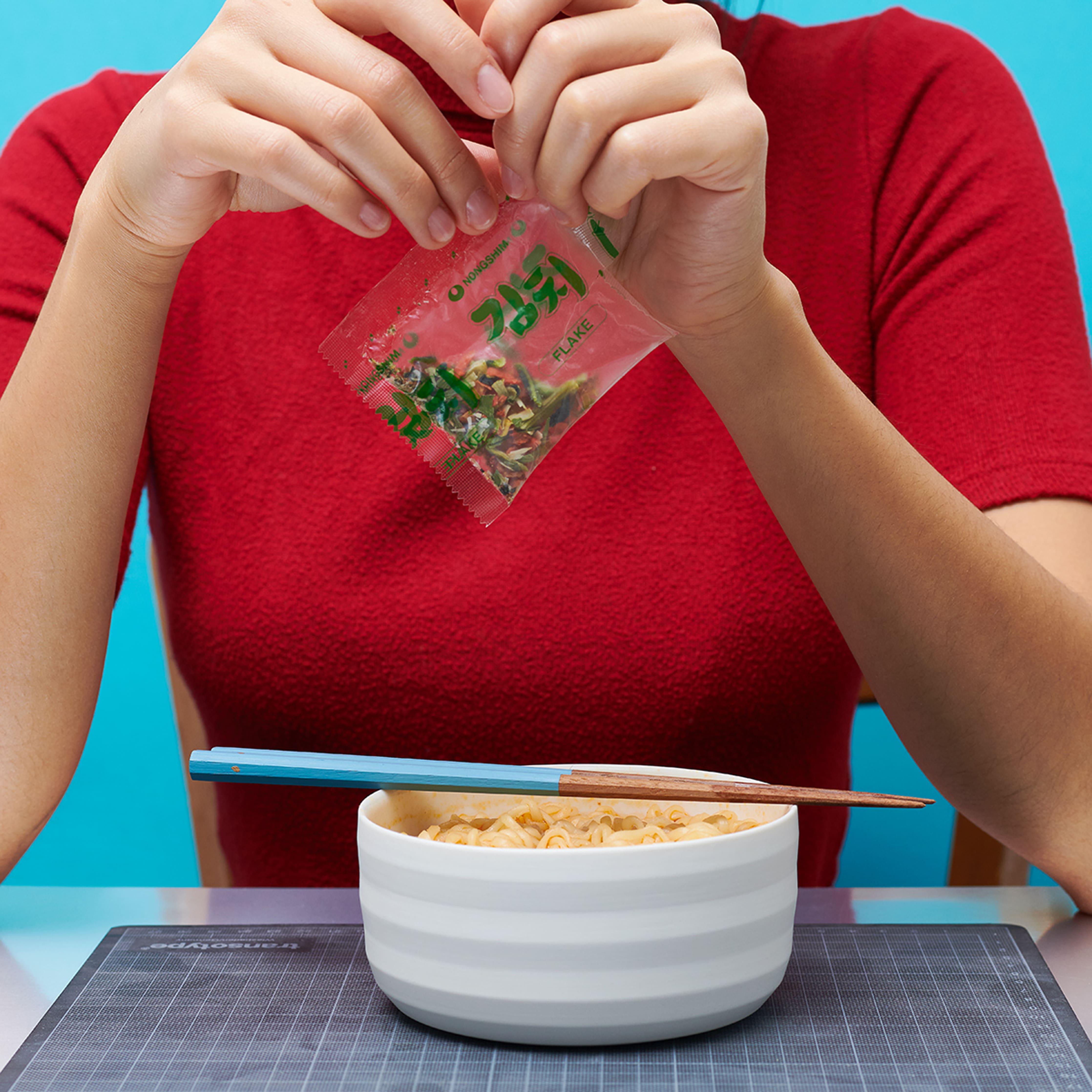 mood: Moodbild einer Frau in rotem Pulli vor einer mit Ramen gefüllten grossen Porzellanschale der Serie DB20