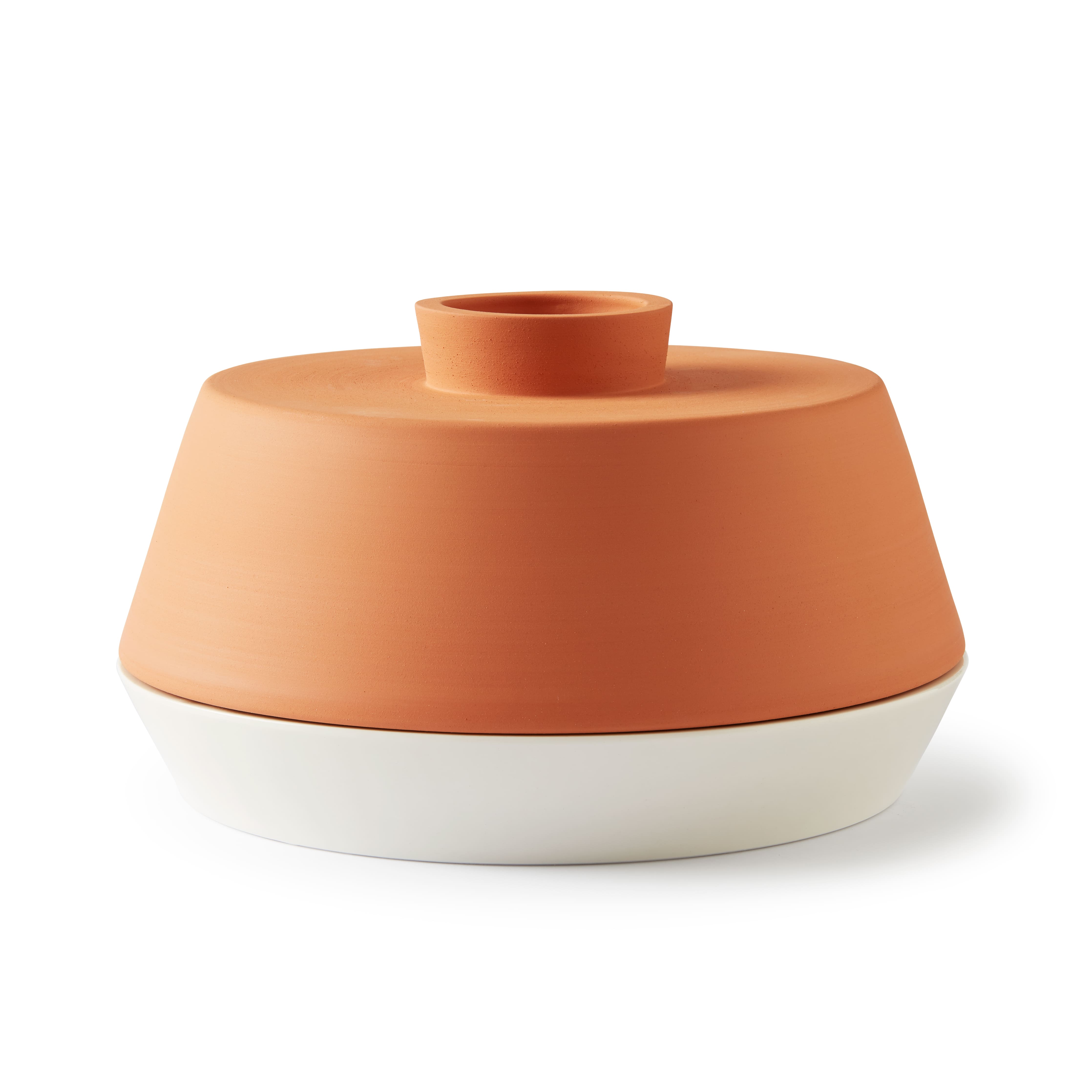Frontansicht der Tajine aus Terrakotta von Laurin Schaub für Slow Goods