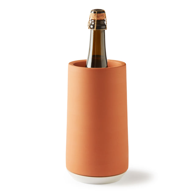 Frontansicht des Weinkühler aus Terrakotta von Laurin Schaub für Slow Goods mit Flasche