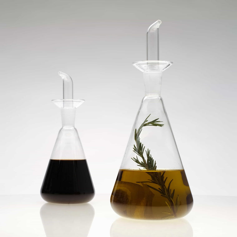 Moodbild der gefüllten Essig und Oelflaschen aus Borosilikatglas