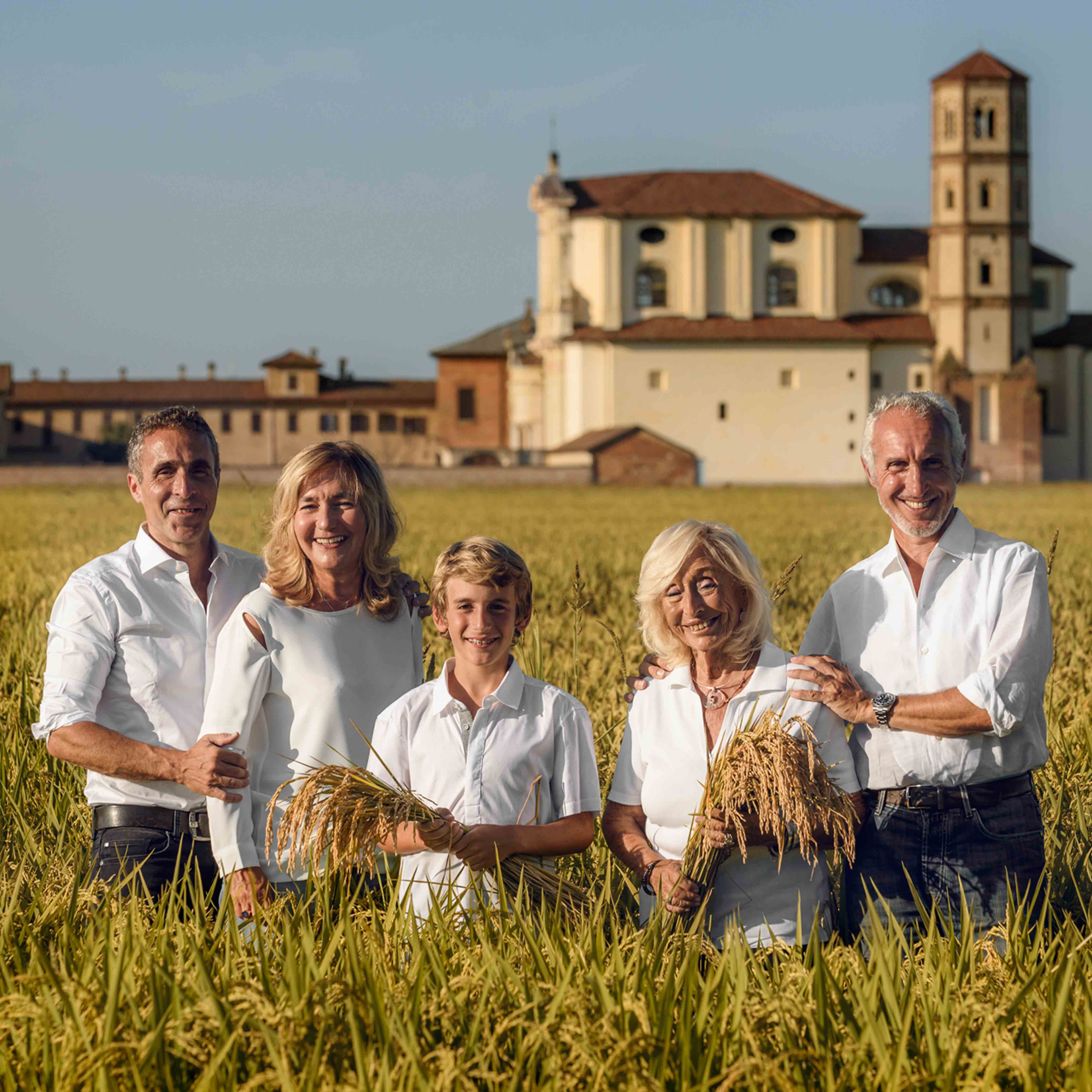 mood: Familienbild der Inhaber des Principato di Lucedio auf ihrem Reisfeld