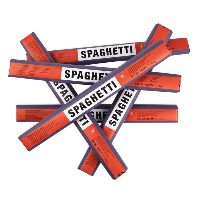 6 Verpackungen der Spaghetti di Poschiavo auf einem Haufen übereinander angeordnet