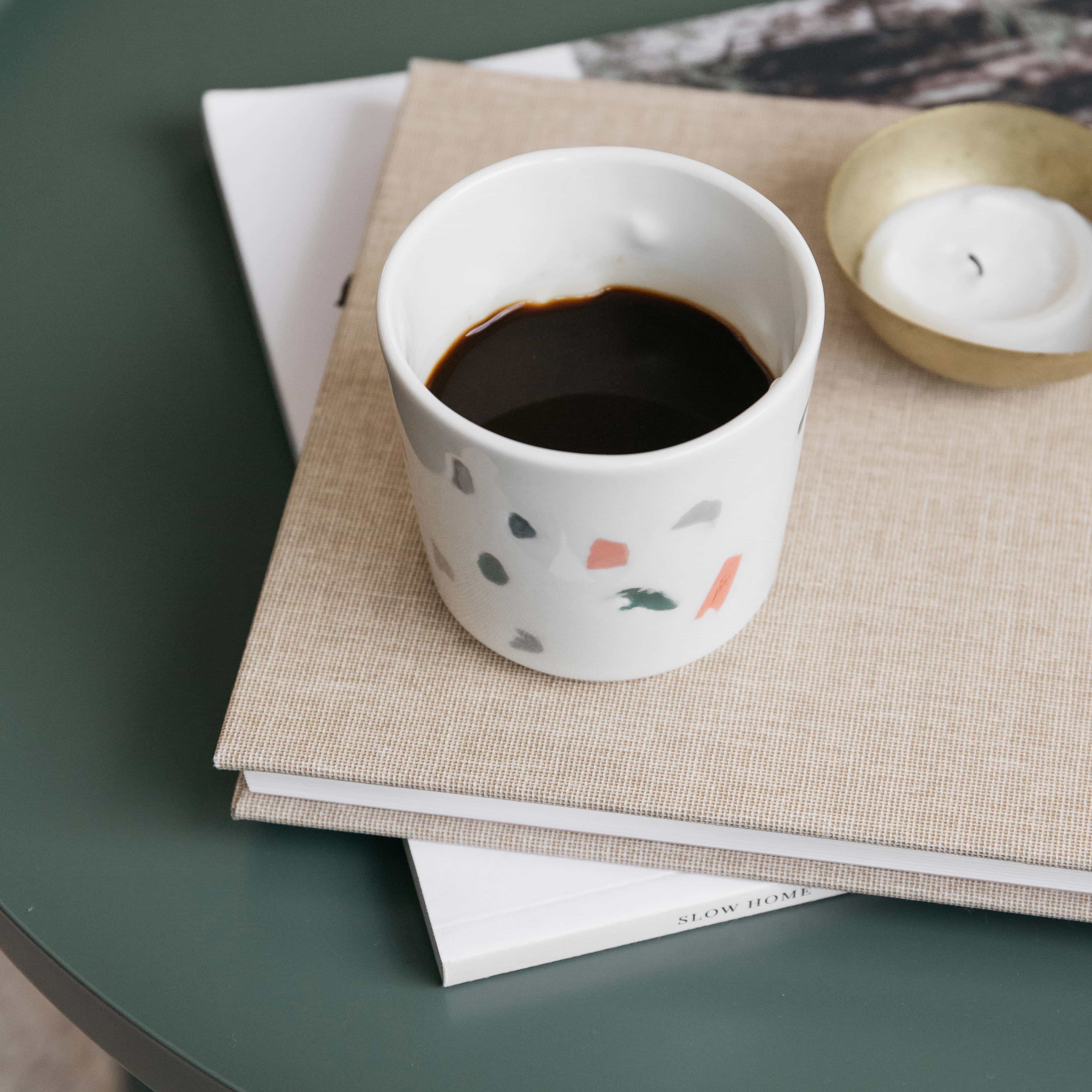 mood: Stimmungsbild des kleinen Bechers Edition Terrazzo auf einem Sidetable