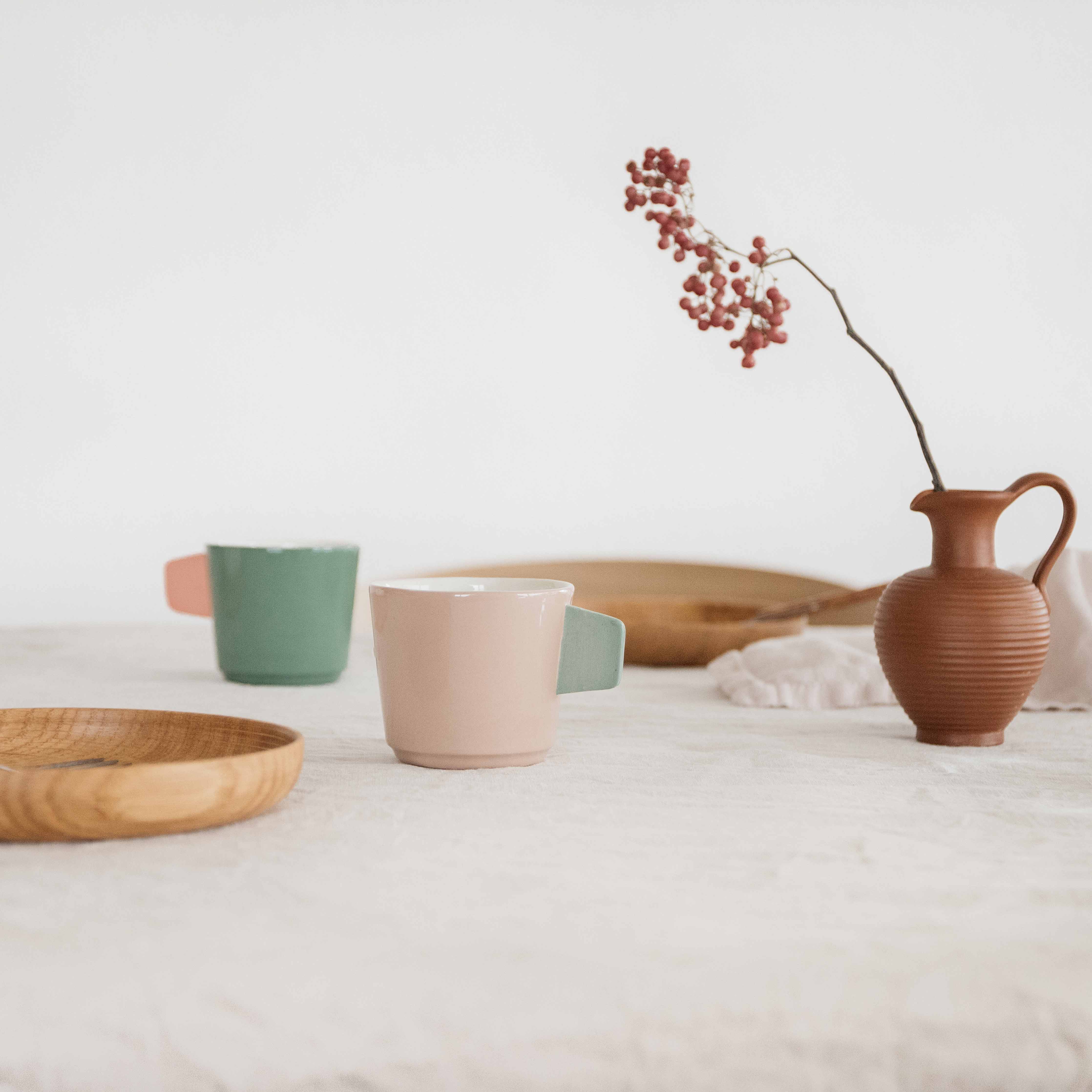 mood: Moodbild der Kaffeetassen von Studio Sediment auf dem Frühstückstisch