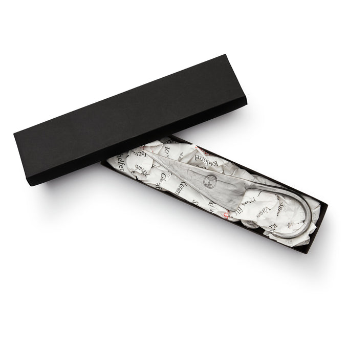 Draufsicht auf das handgeschmiedete Salsizmesser von Thomas Lampert in seiner schwarzen Geschenkverpackung