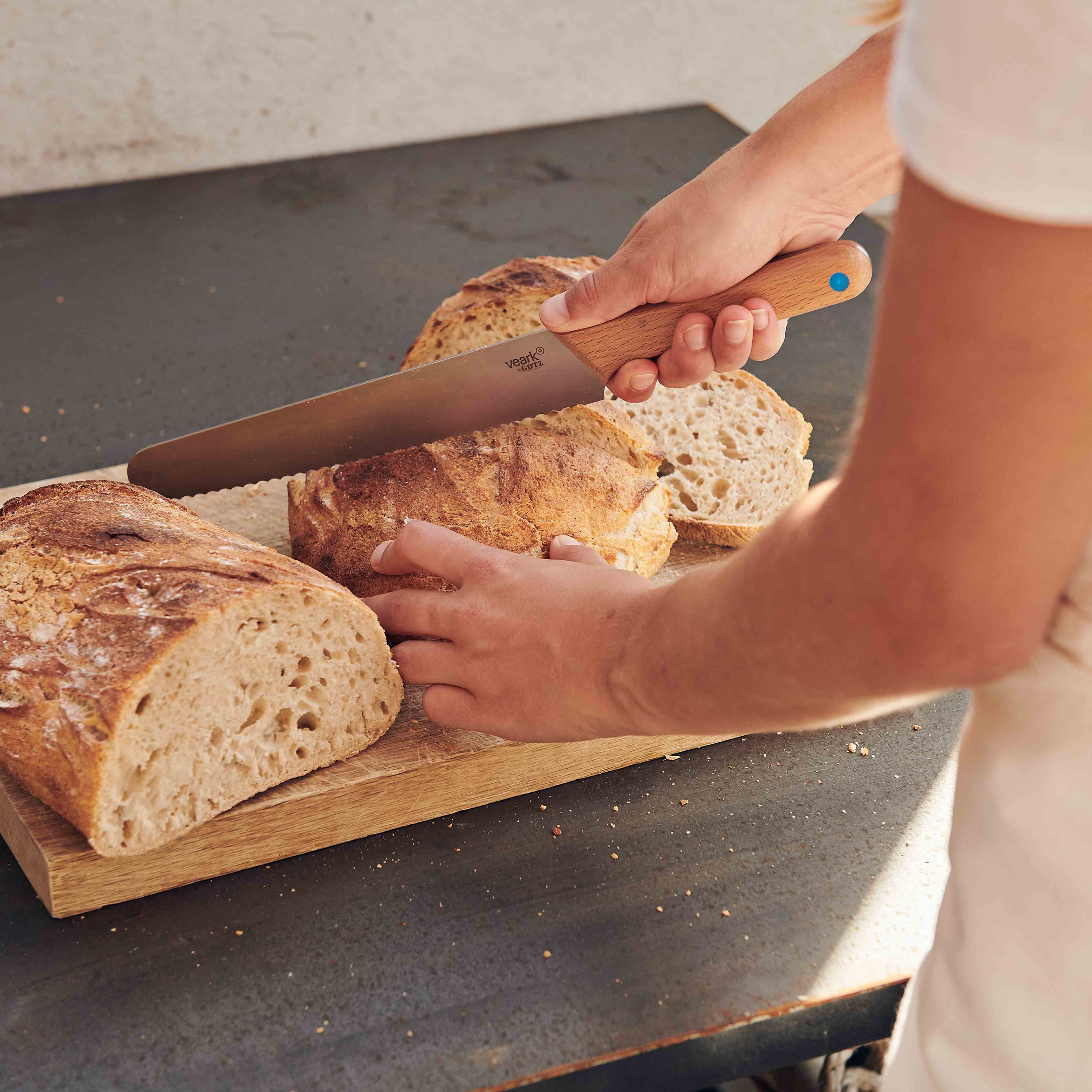 mood: Koch verwendet das Brotmesser BK22 und schneidet Brot