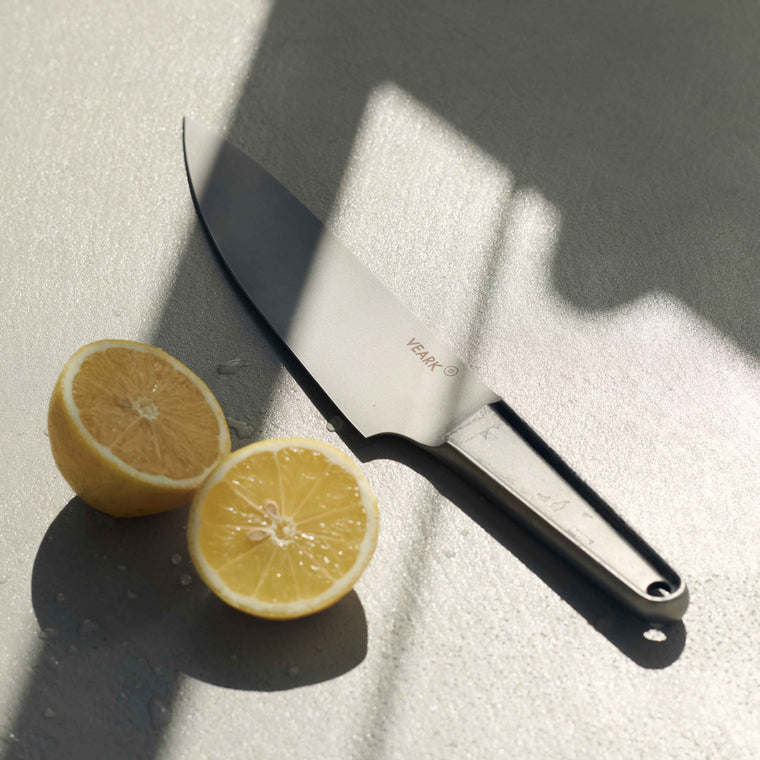 Moodbild des CK20 neben aufgeschnittenen Zitronen im Sonnenschein