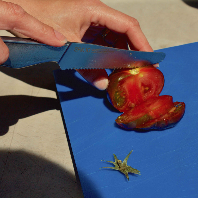 Moodbild der Verwendung des SRK10 zum schneiden einer Tomate