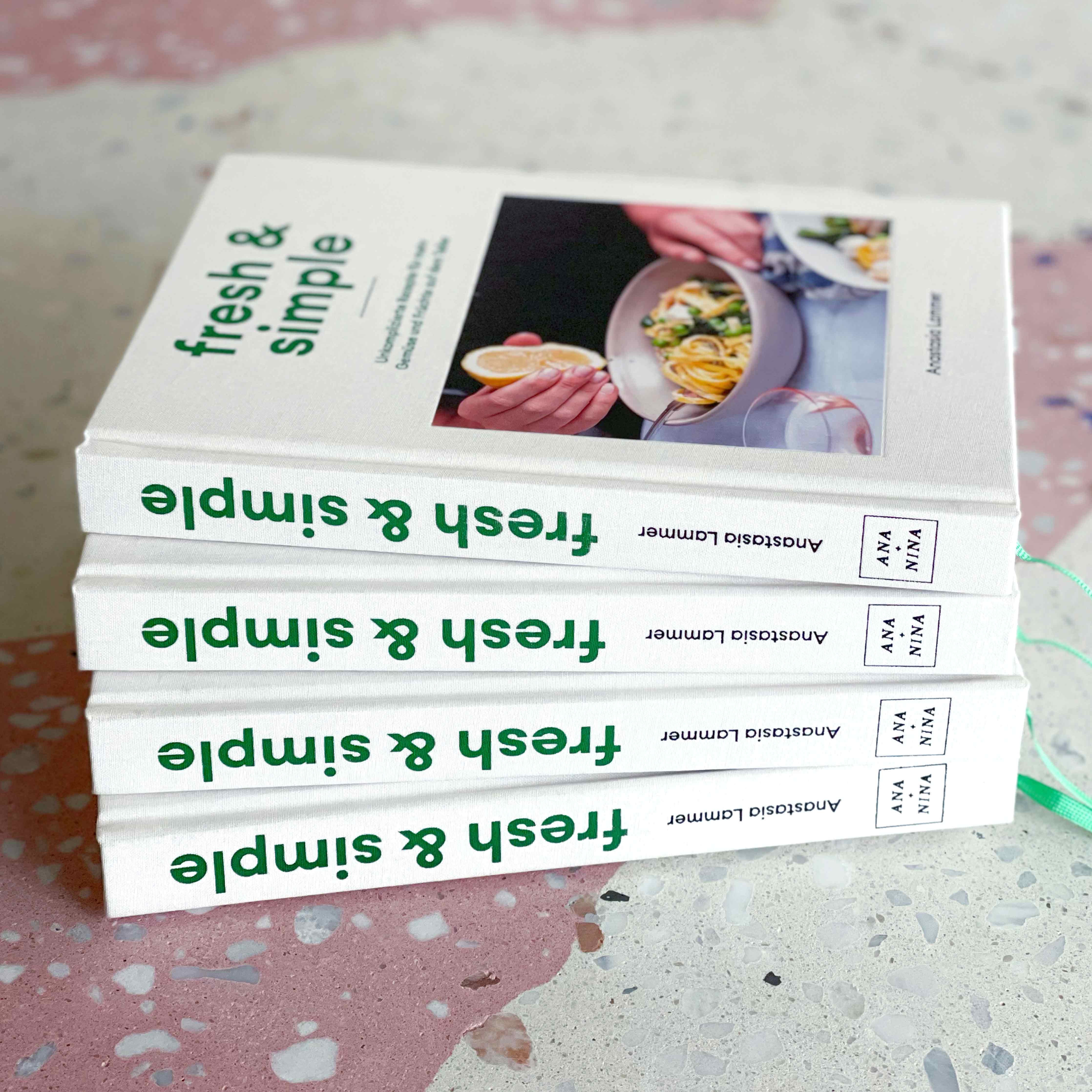 mood: Vier gestapelte Kochbücher Fresh and Simple auf steinernem Boden