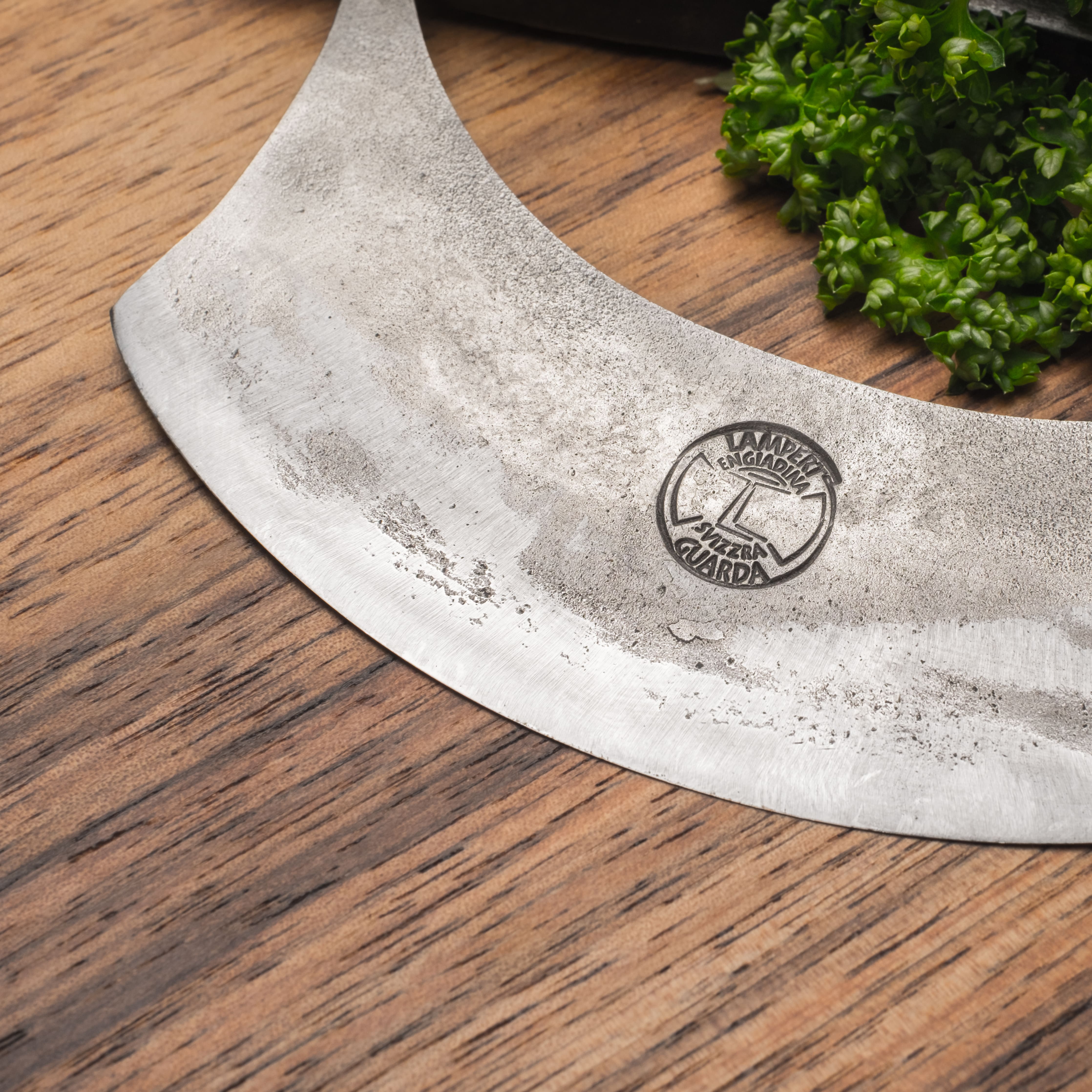 mood: Detailaufnahme des Logos auf der Klinge des Wiegemessers von Thomas Lampert