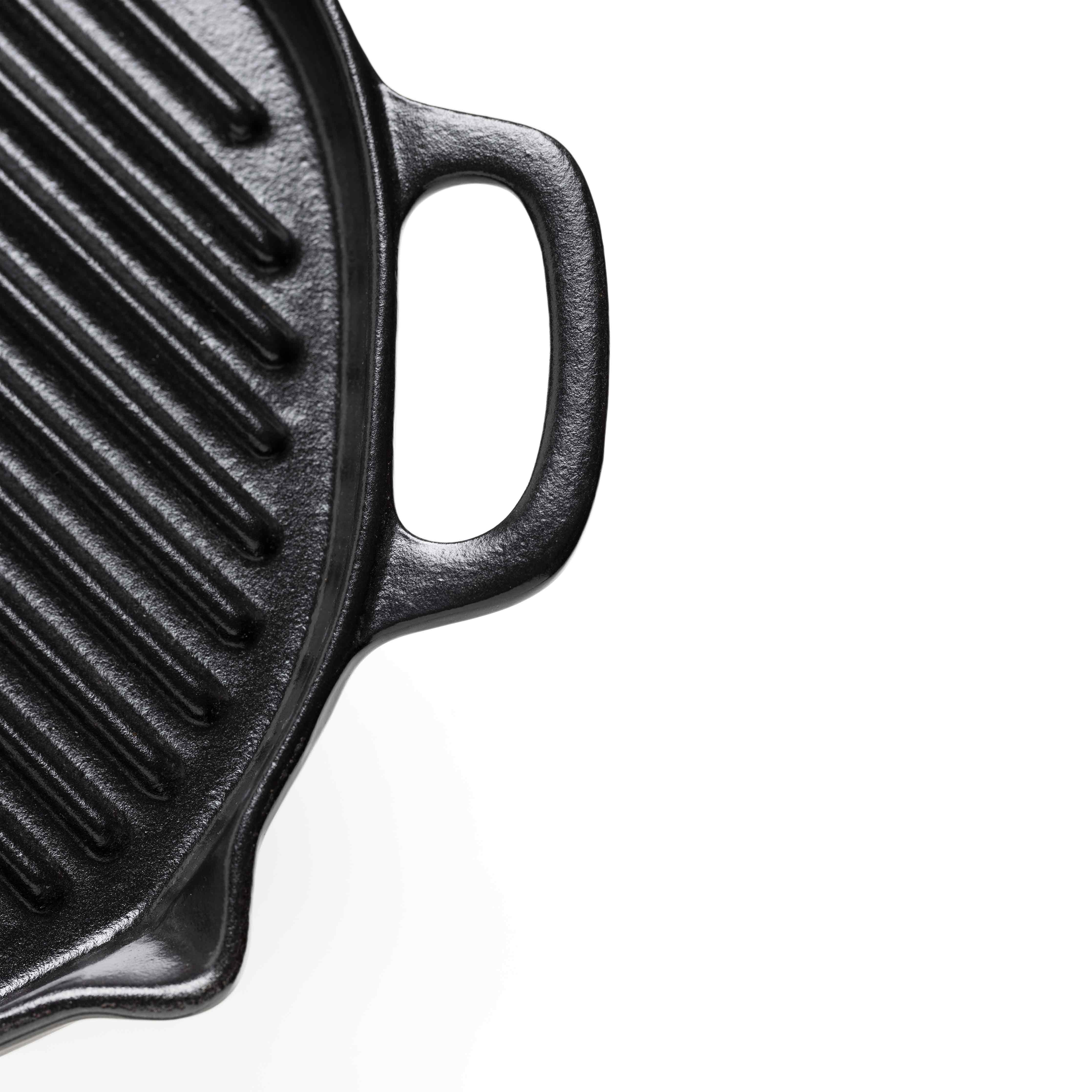 mood: Detailaufnahme des Griffs sowie der Ausgussnase der kleinen Grillpfanne
