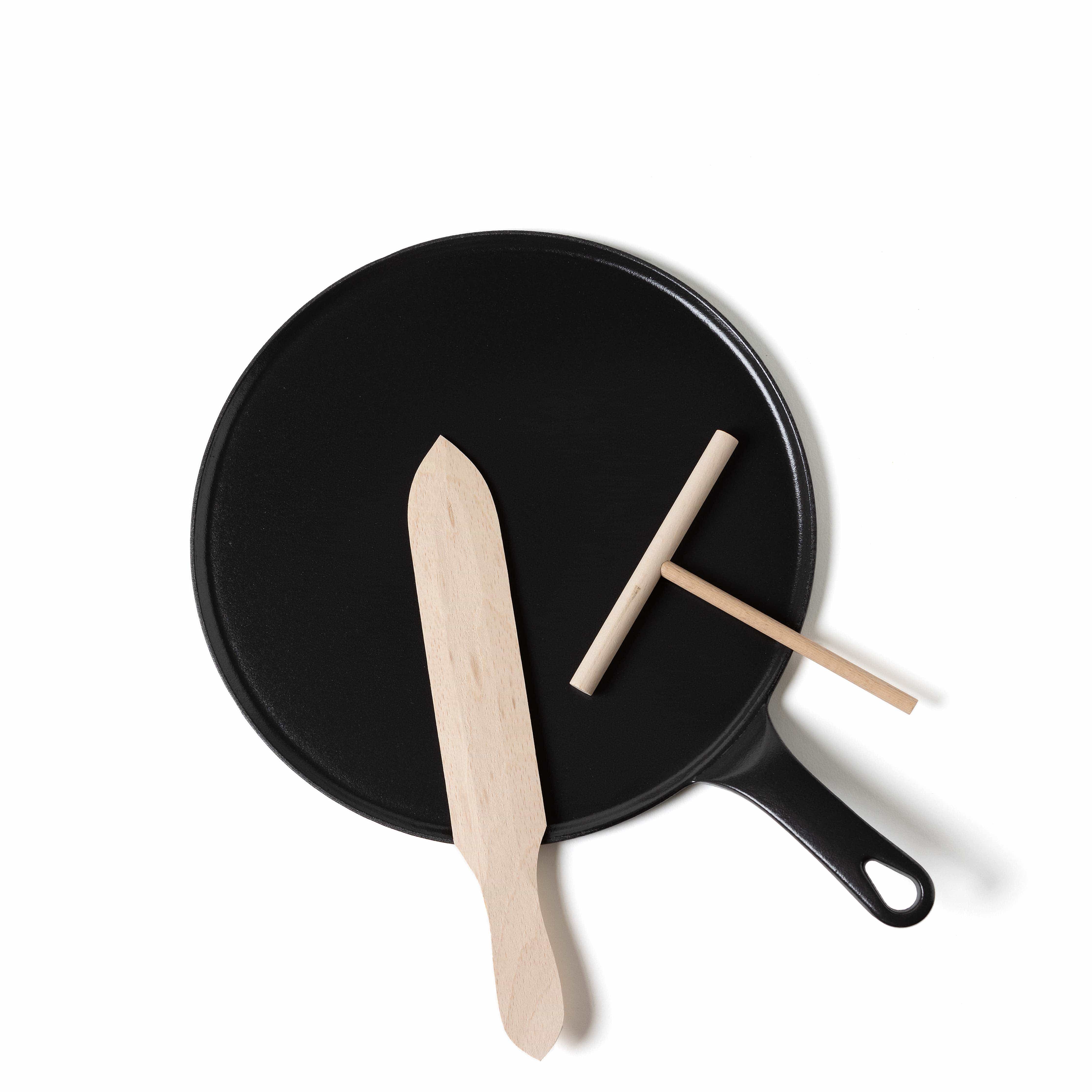 Crepes-Pfanne aus Gusseisen mit Griff und Holzwerkzeug von Invicta aus Frankreich