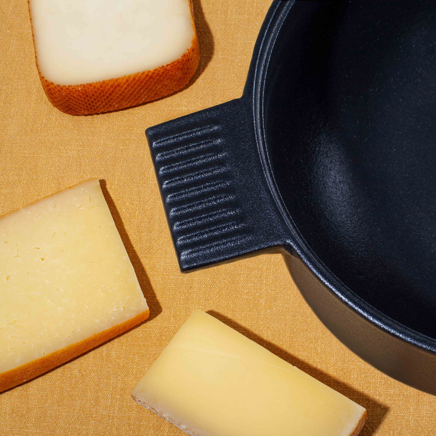 Rezeptbild Kaesefondue Moite-Moite mit Mono Fondue Gusseisentopf