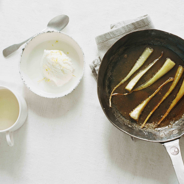 Karamellisierte Pastinaken mit Joghurtglace serviert in einer handgeschmiedeten Bratpfanne von Thomas Lampert sowie einer kleinen Porzellanschale von Laurin Schaub