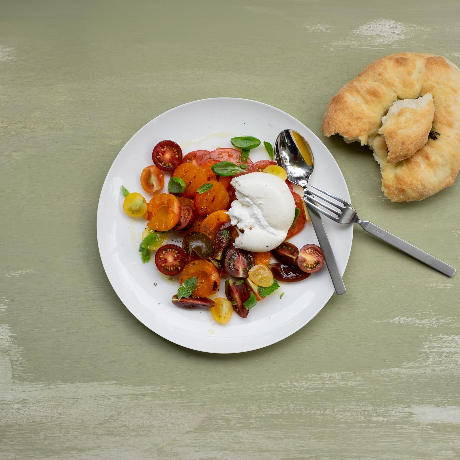 Salat mit gegrillten Aprikosen und Burrata