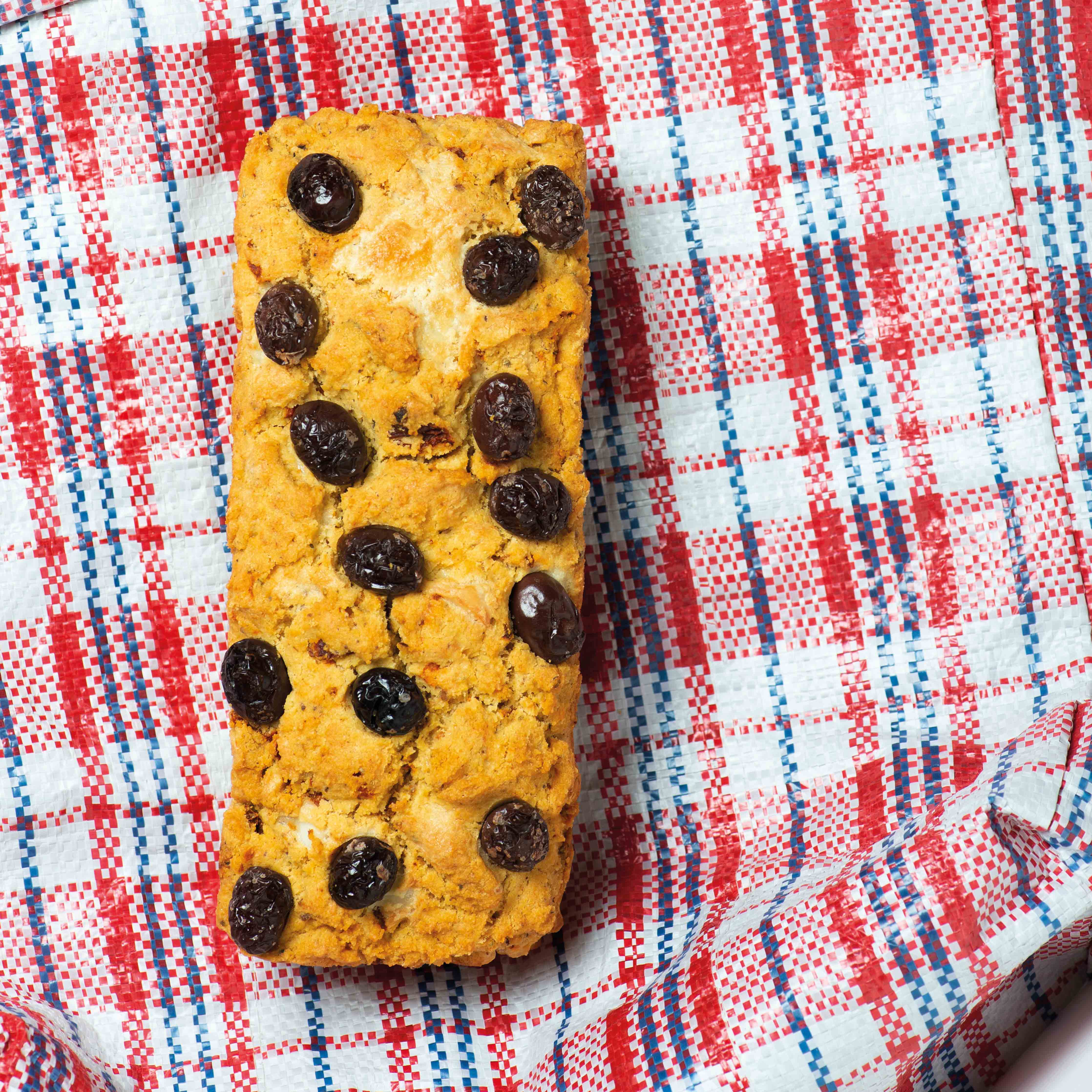 Rechteckiger Reiskuchen auf rotweiss kariertem Grund