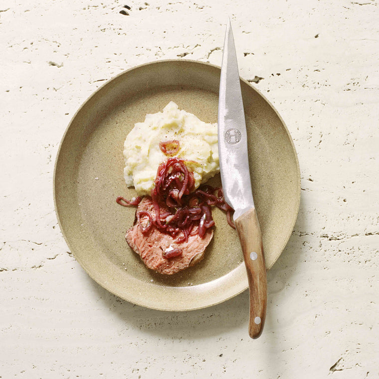 Der Hauptgang Roastbeef mit Topinambur-Kartoffelpüree an Portweinsauce und ein Messer von Thomas Lampert