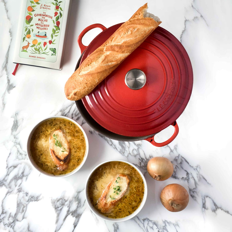 Zwiebelsuppe mit überbackener Brotscheibe in weisser Suppenschüssel