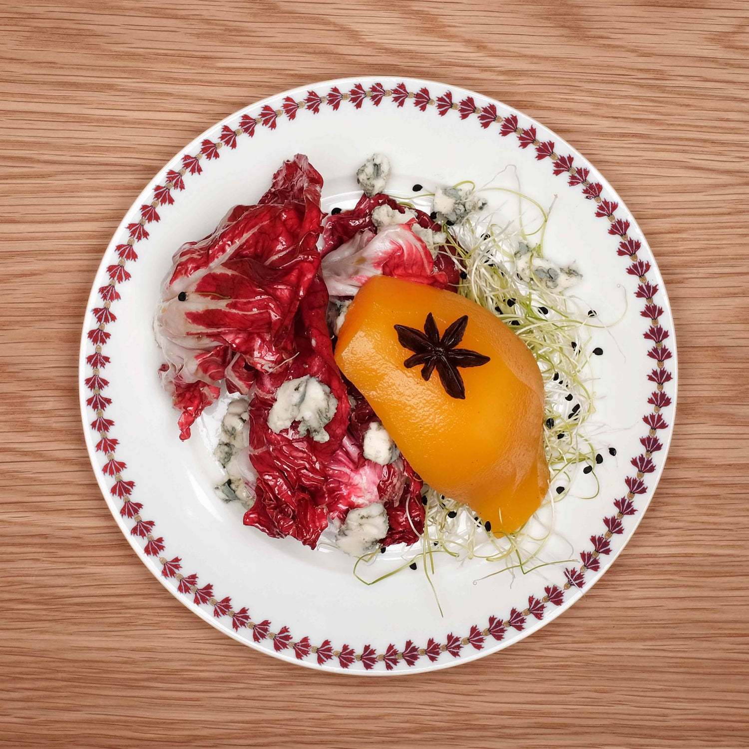 Salatteller mit rotem Radicchio, Roquefort und einem Schnitz Quitte