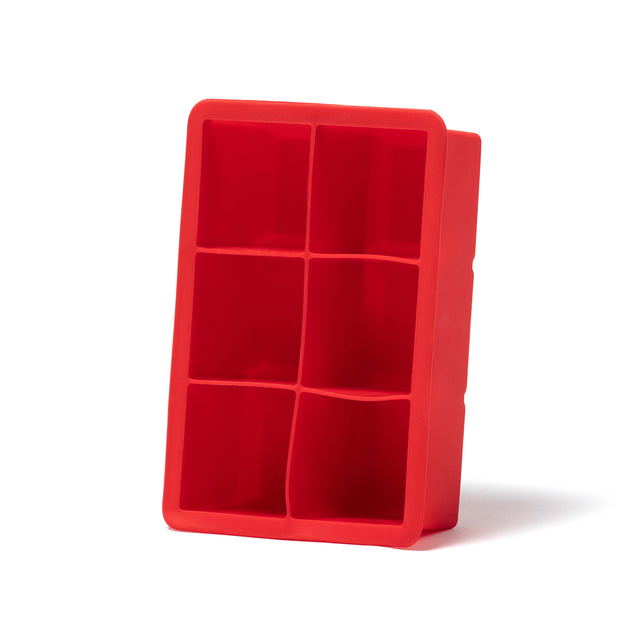 Cosy und Trendy Eiswürfelhalter XXl aus rotem Silikon aufgestellt in einer Frontalansicht