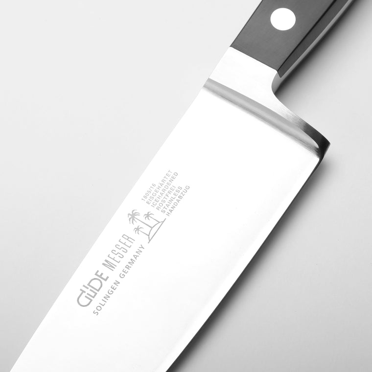 Detailaufnahme der Klinge mit Logo des grossen Güde Alpha Kochmessers