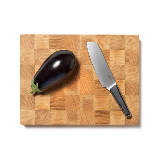 Huerst Stirnholz Hackblock aus Esche von oben Fotografiert und arrangiert mit einer Aubergine und einem Veark Messer